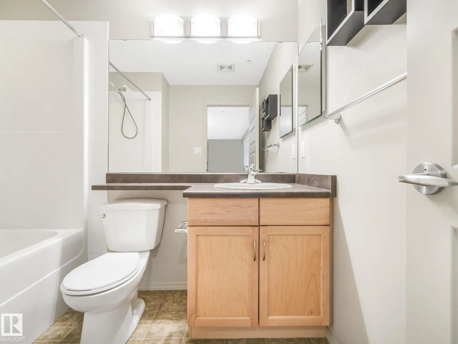 #209 646 MCALLISTER LO SW