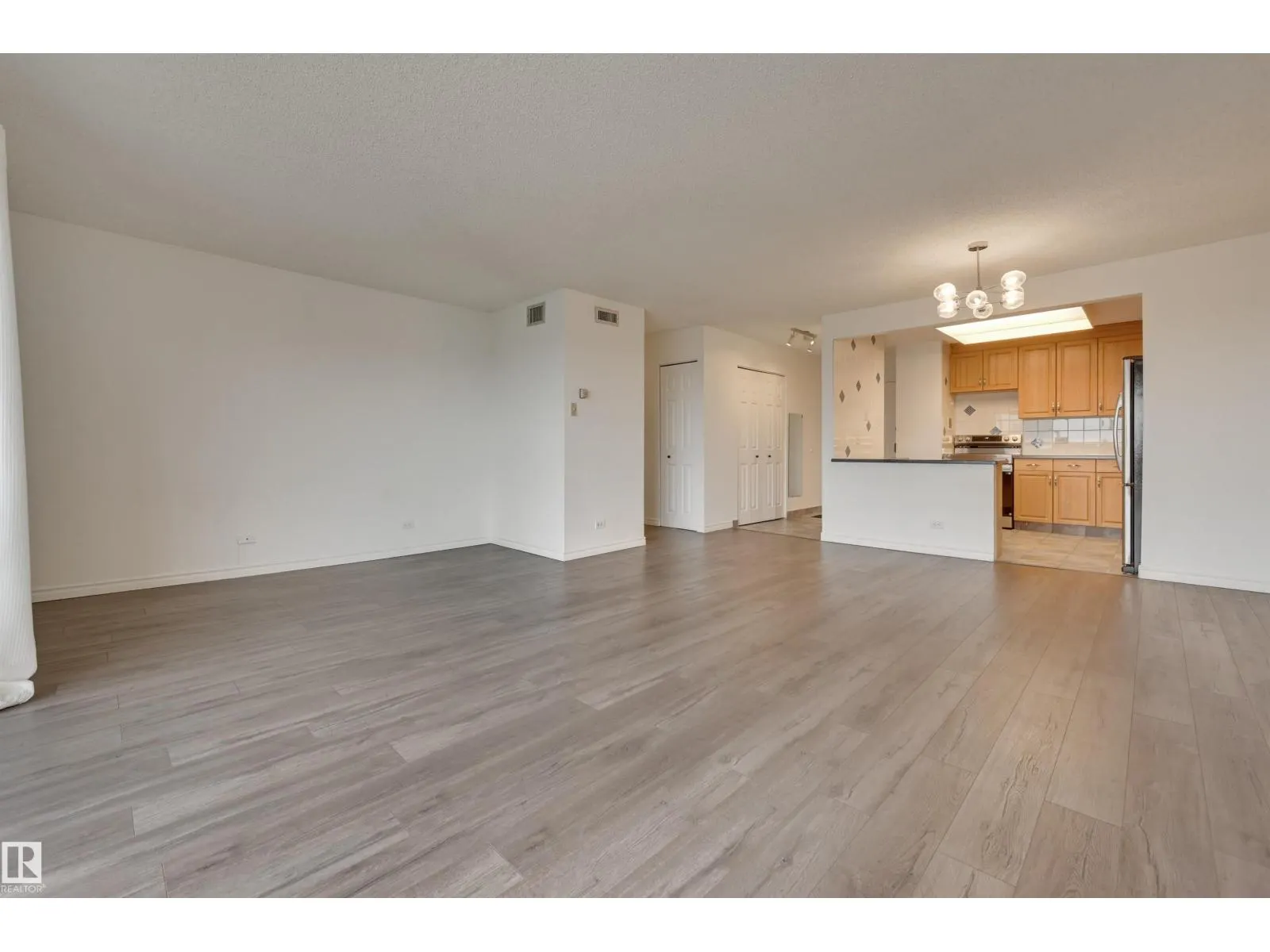 #1204 11027 87 AV NW