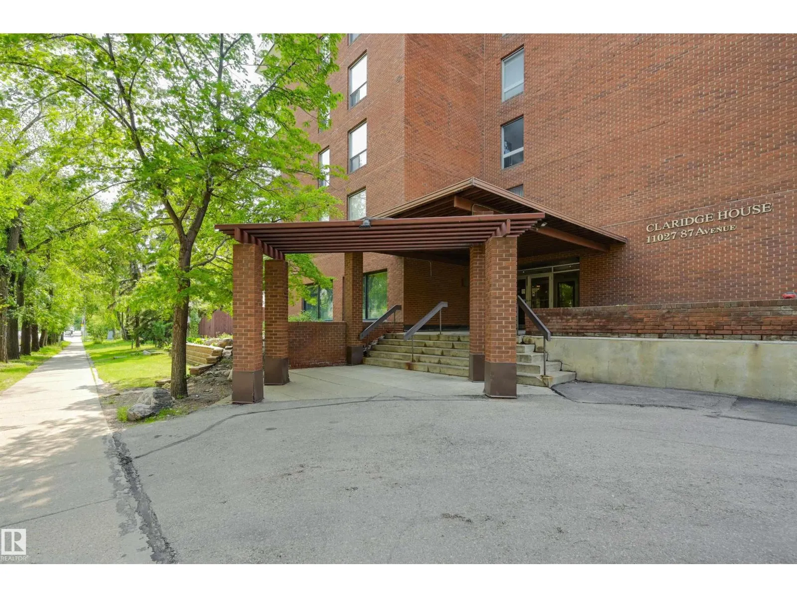 #1204 11027 87 AV NW