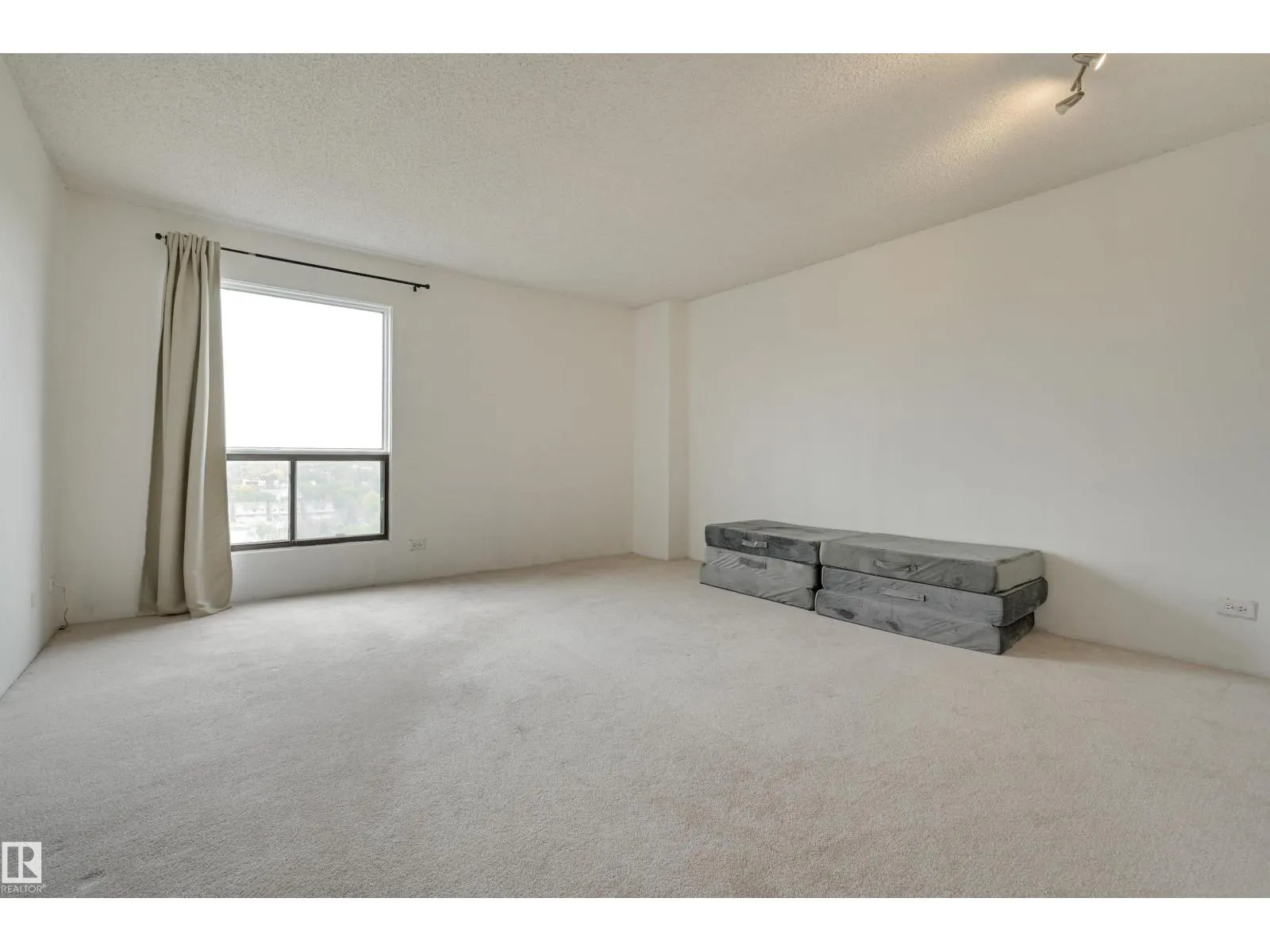 #1204 11027 87 AV NW