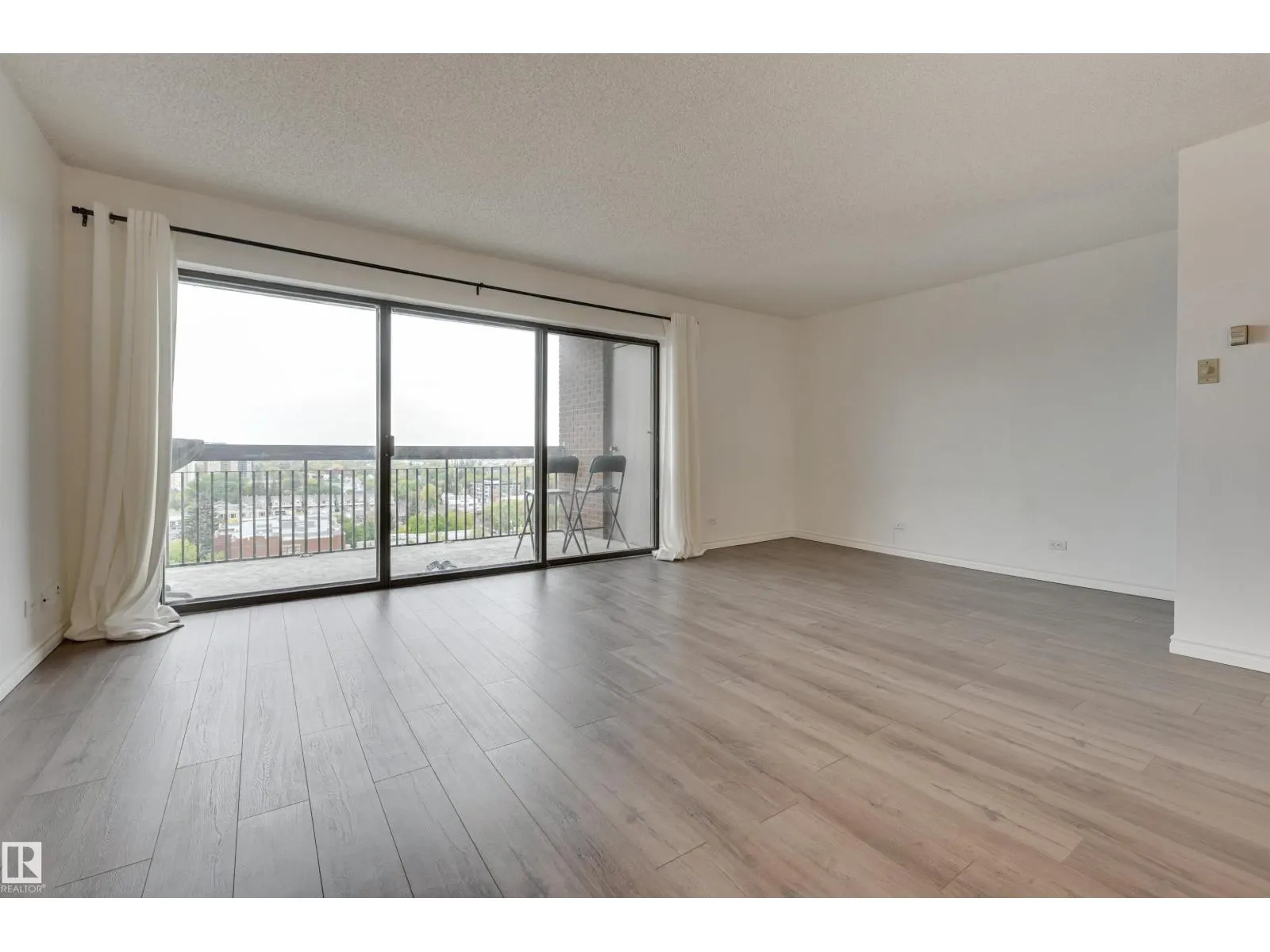 #1204 11027 87 AV NW