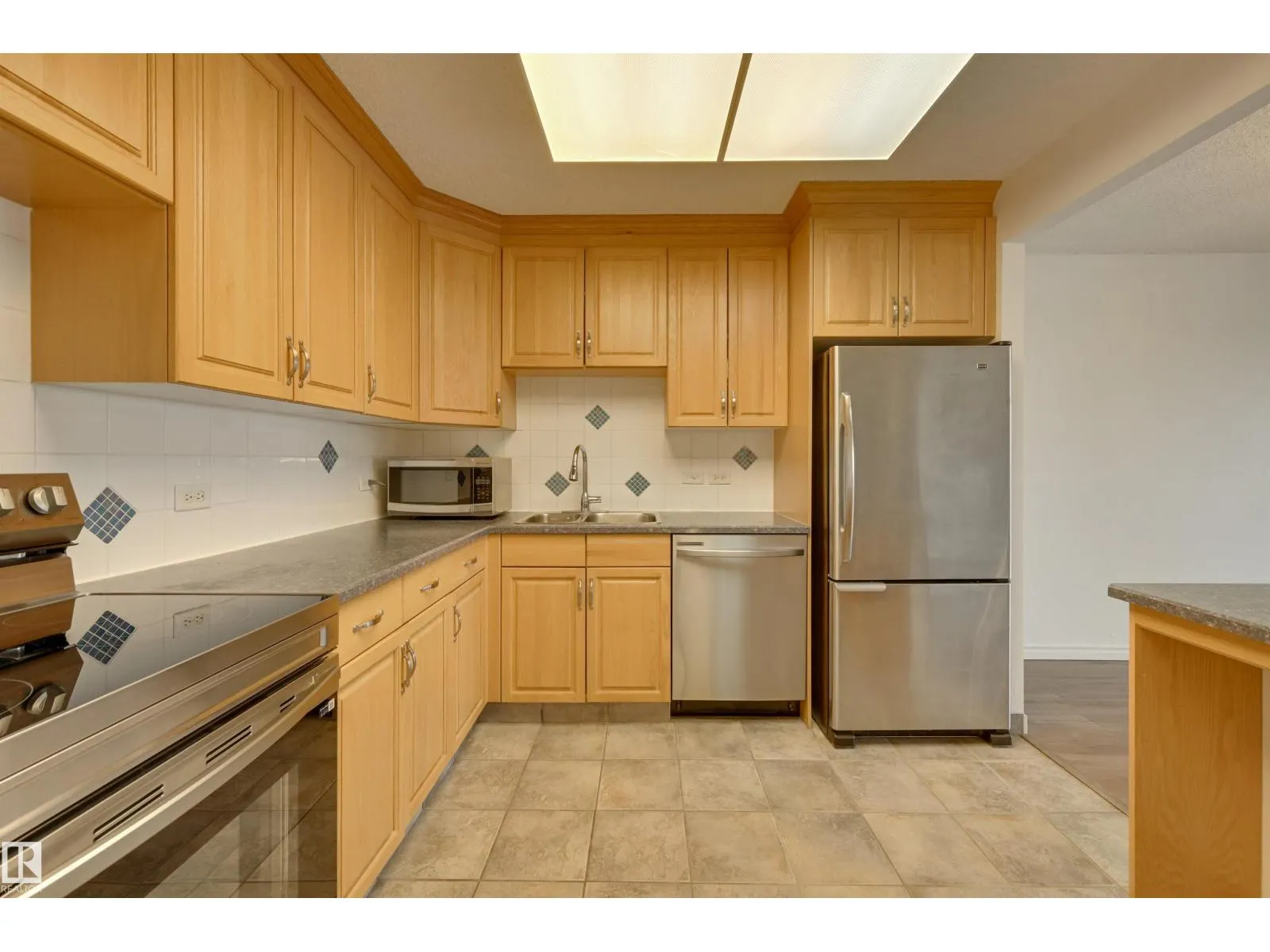 #1204 11027 87 AV NW