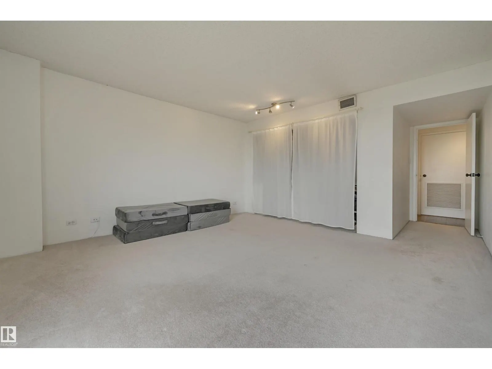 #1204 11027 87 AV NW