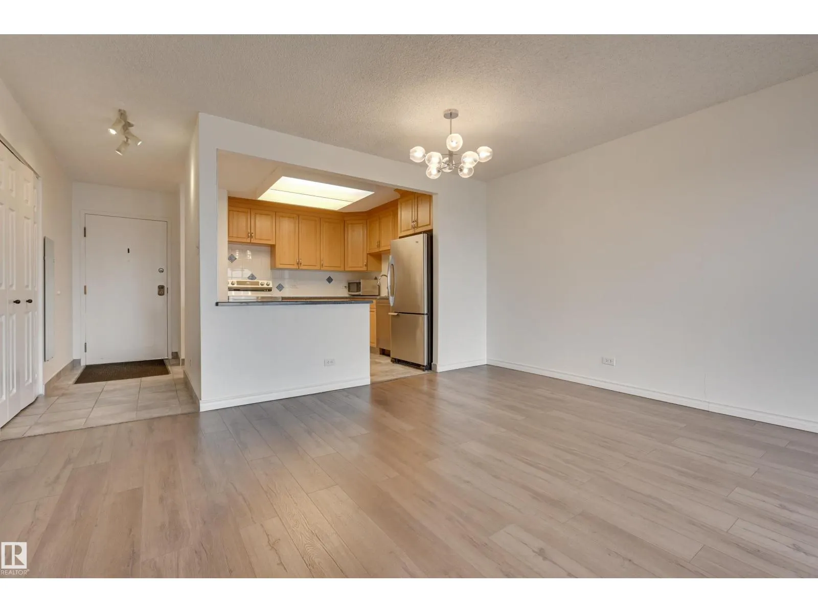 #1204 11027 87 AV NW