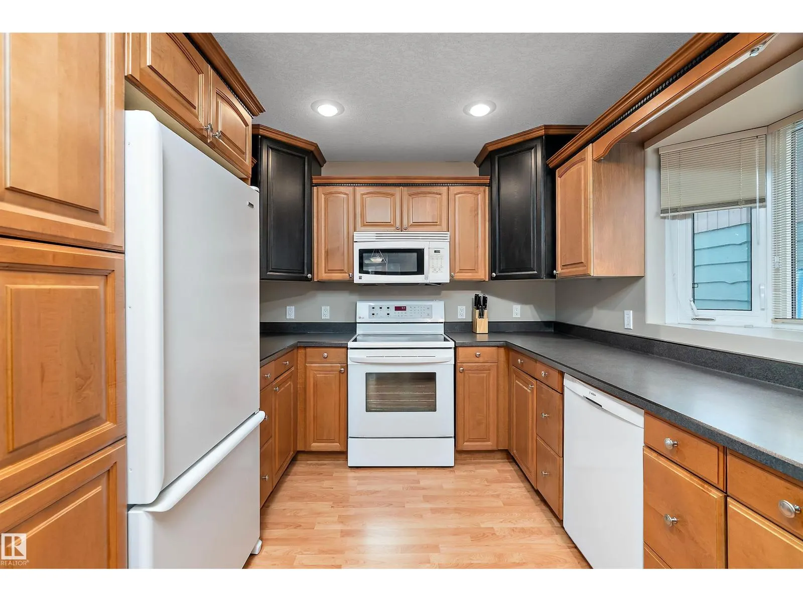 513 2nd AV