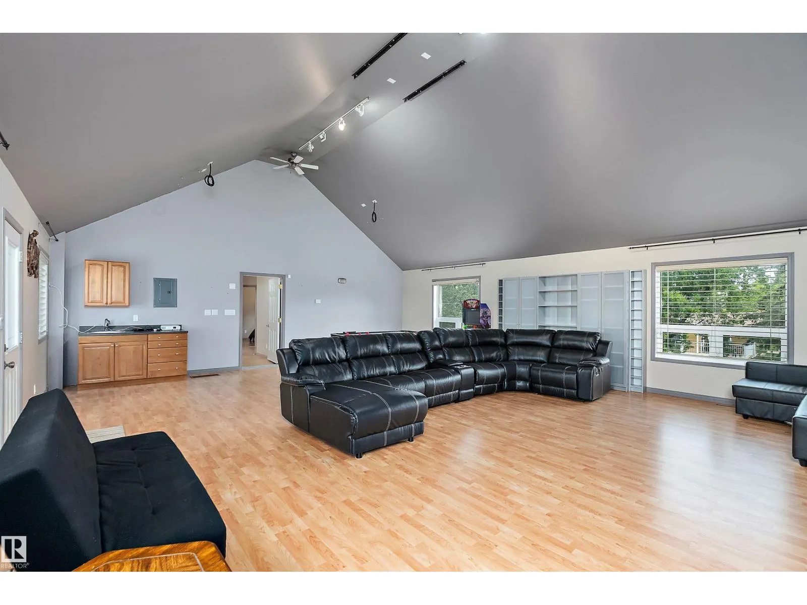 513 2nd AV