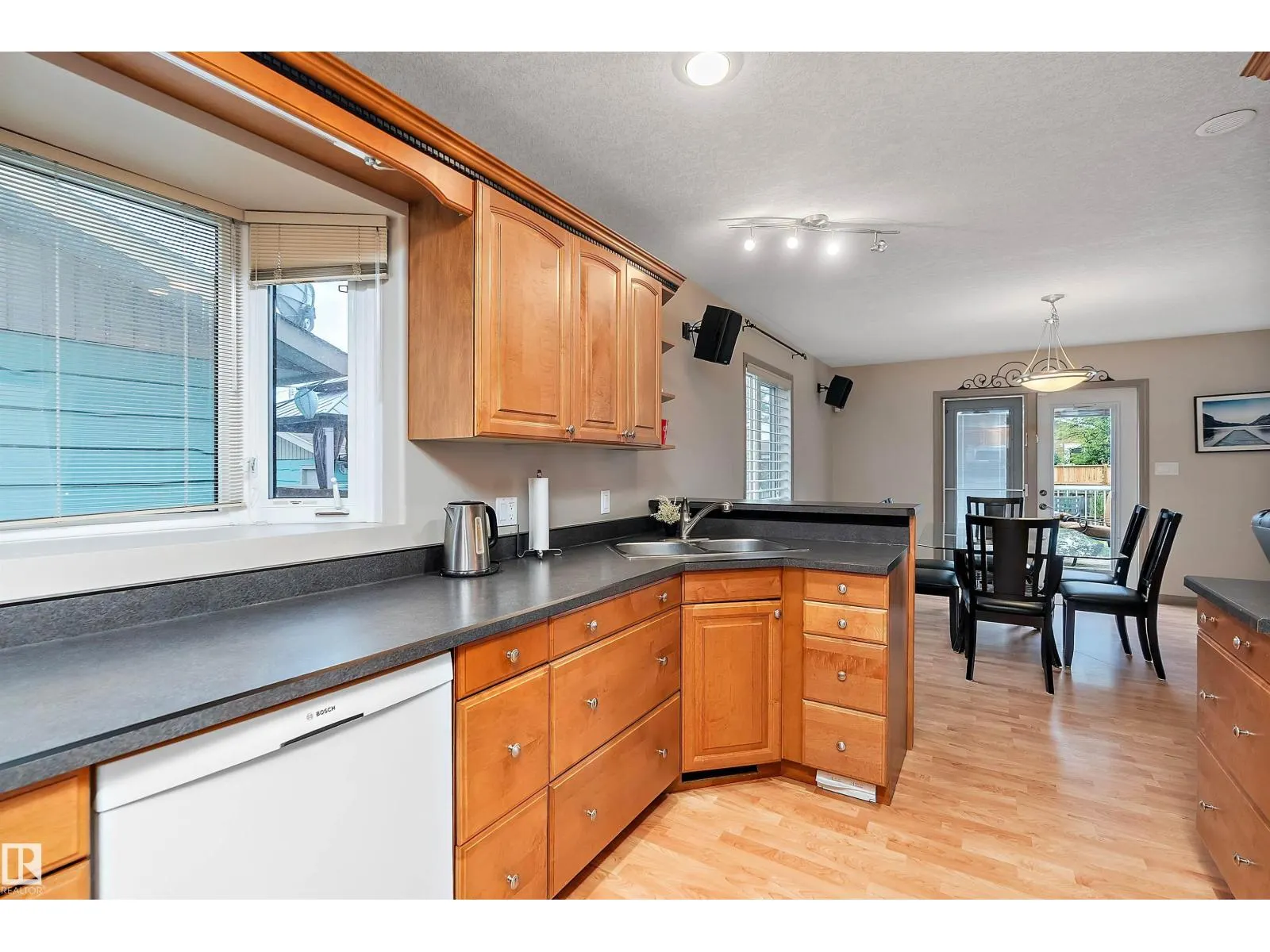 513 2nd AV