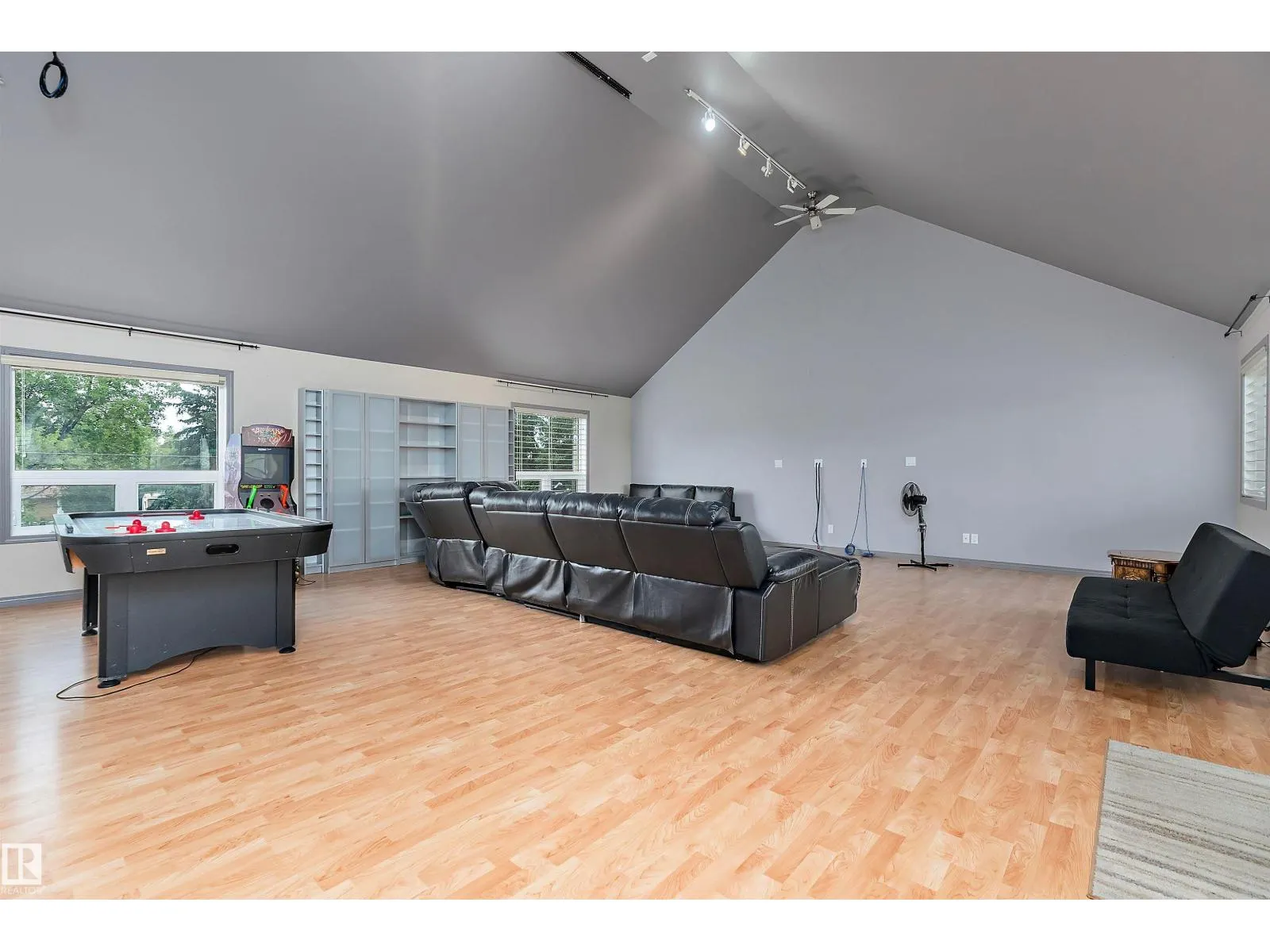 513 2nd AV