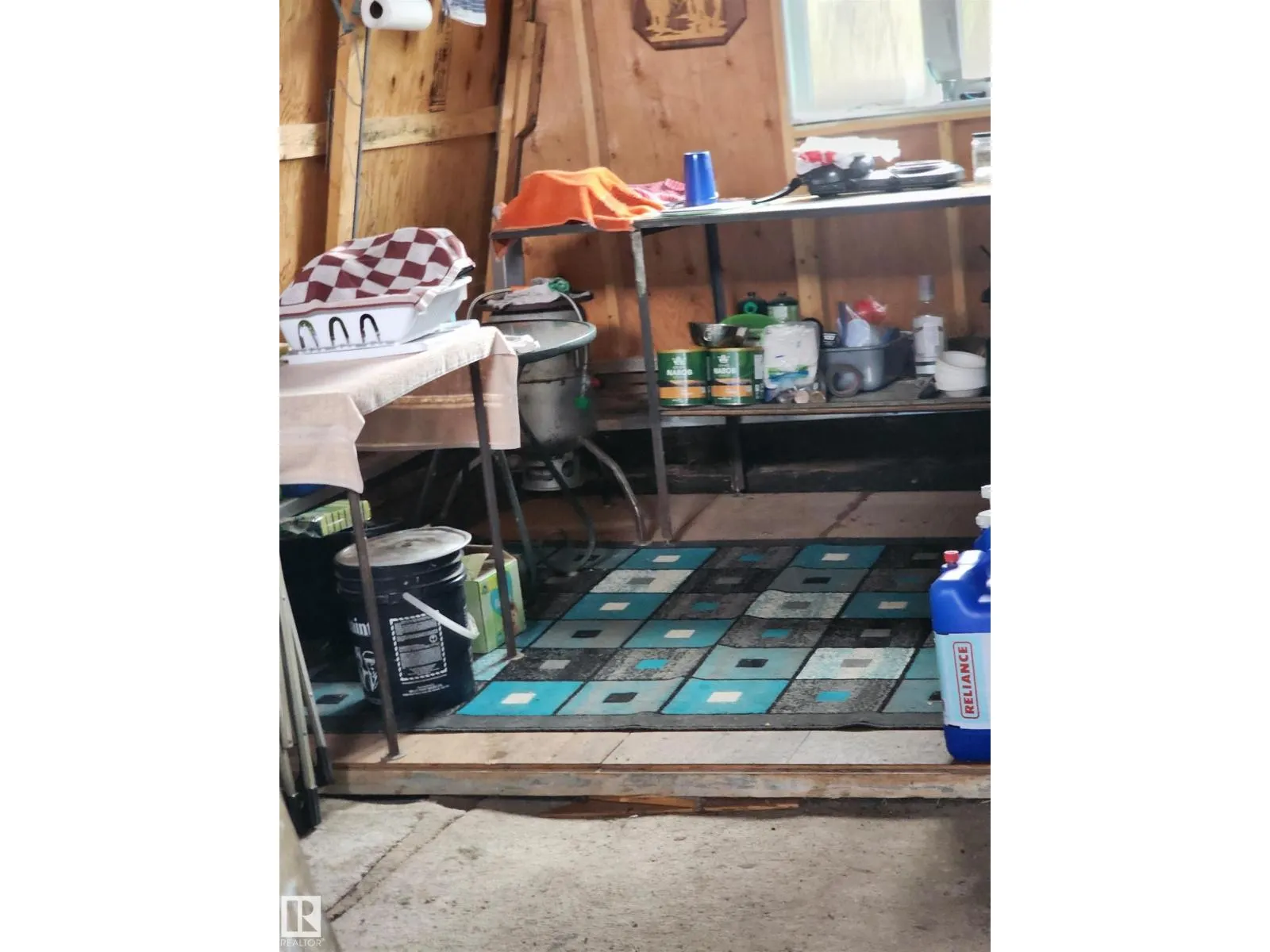 612 1 AV E