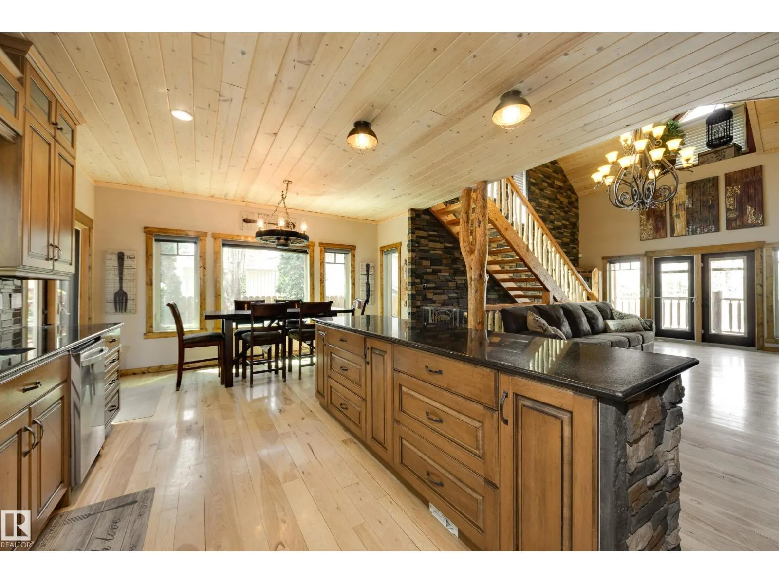 10811 67 ST NW