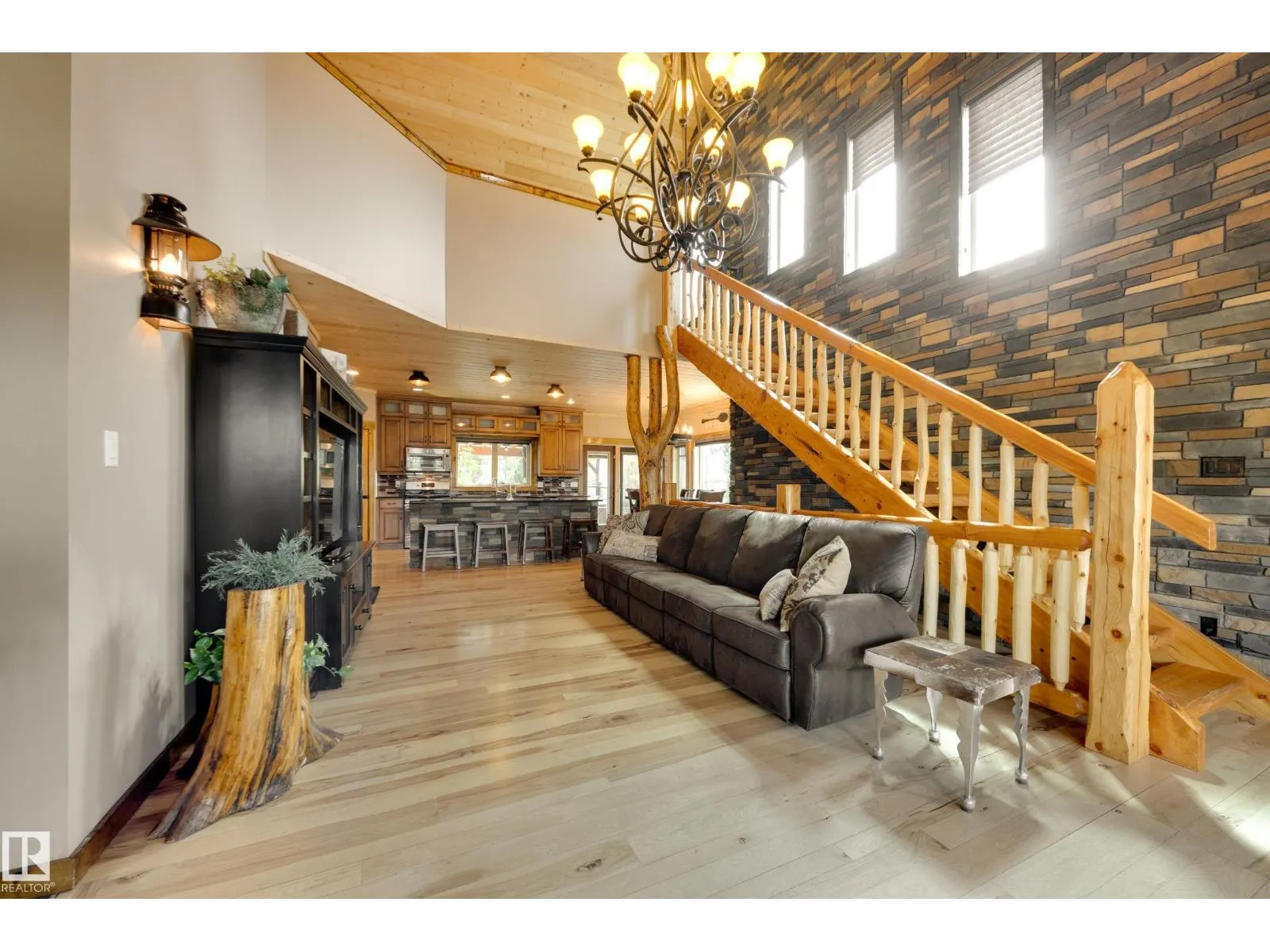 10811 67 ST NW