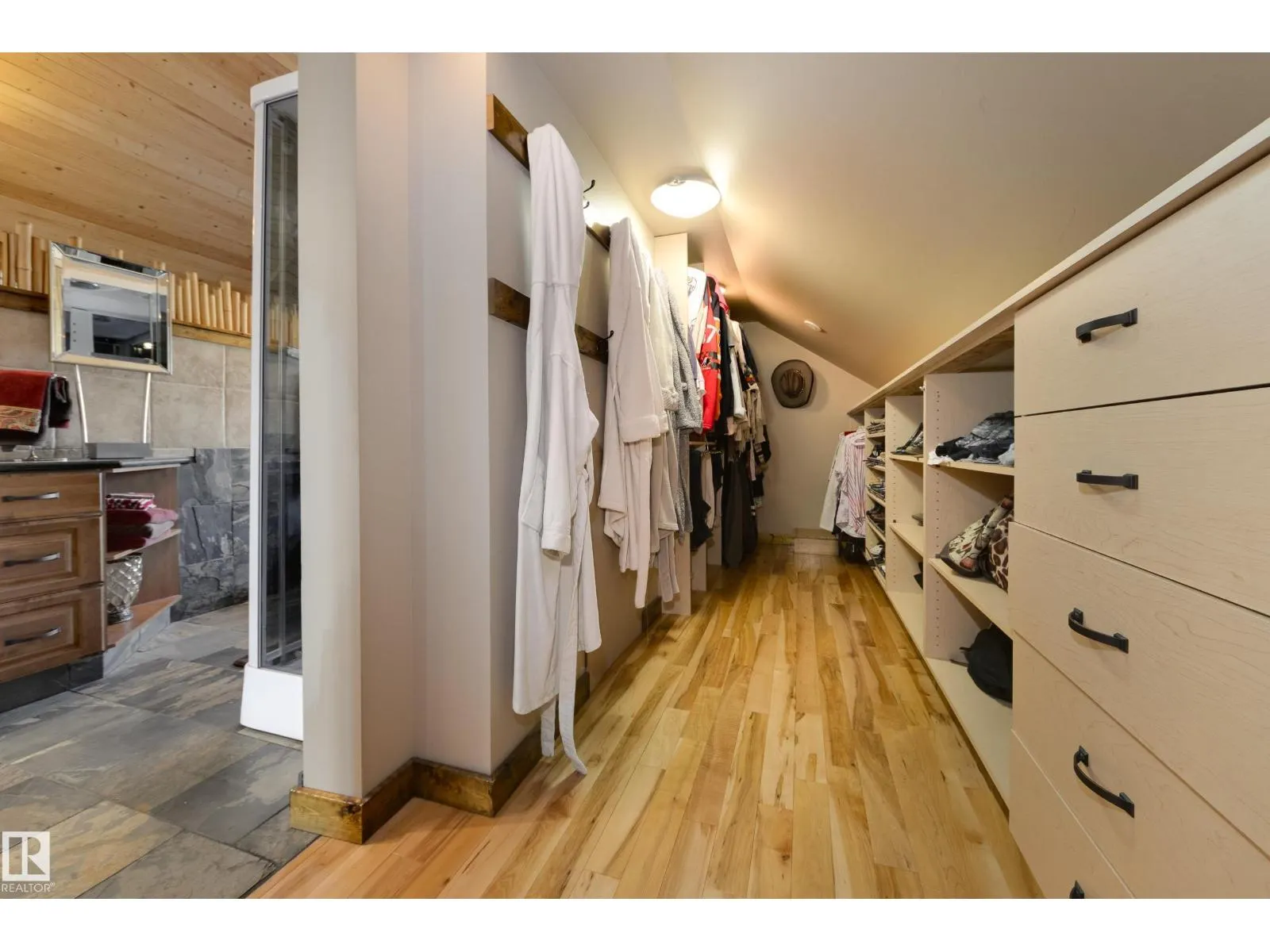 10811 67 ST NW