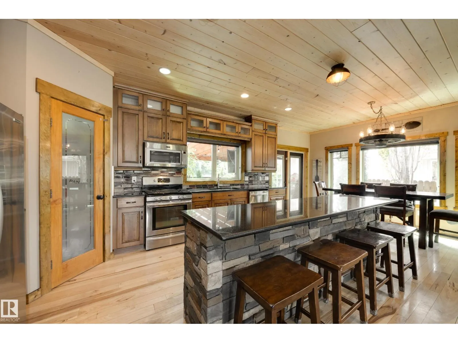 10811 67 ST NW