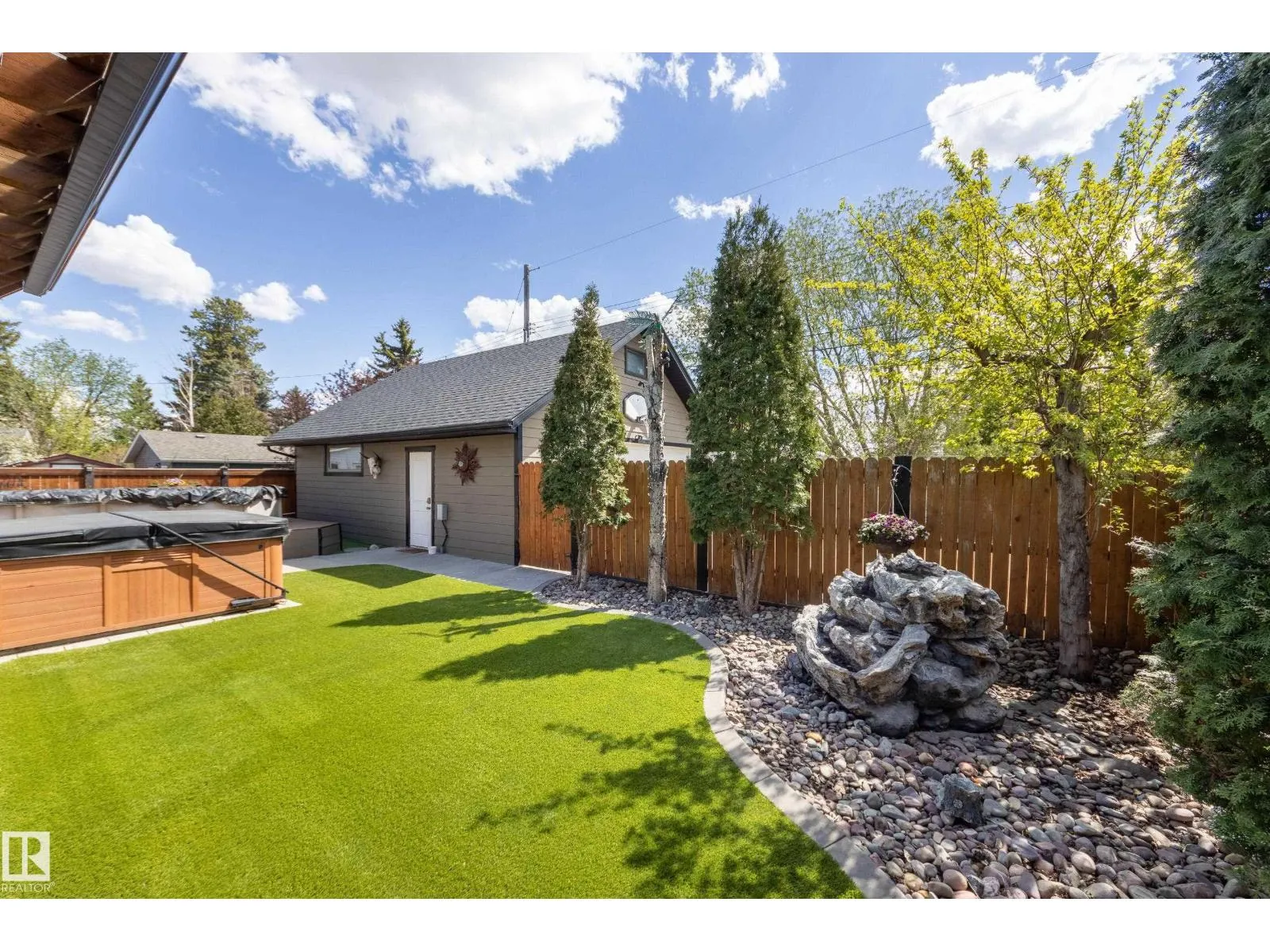 10811 67 ST NW