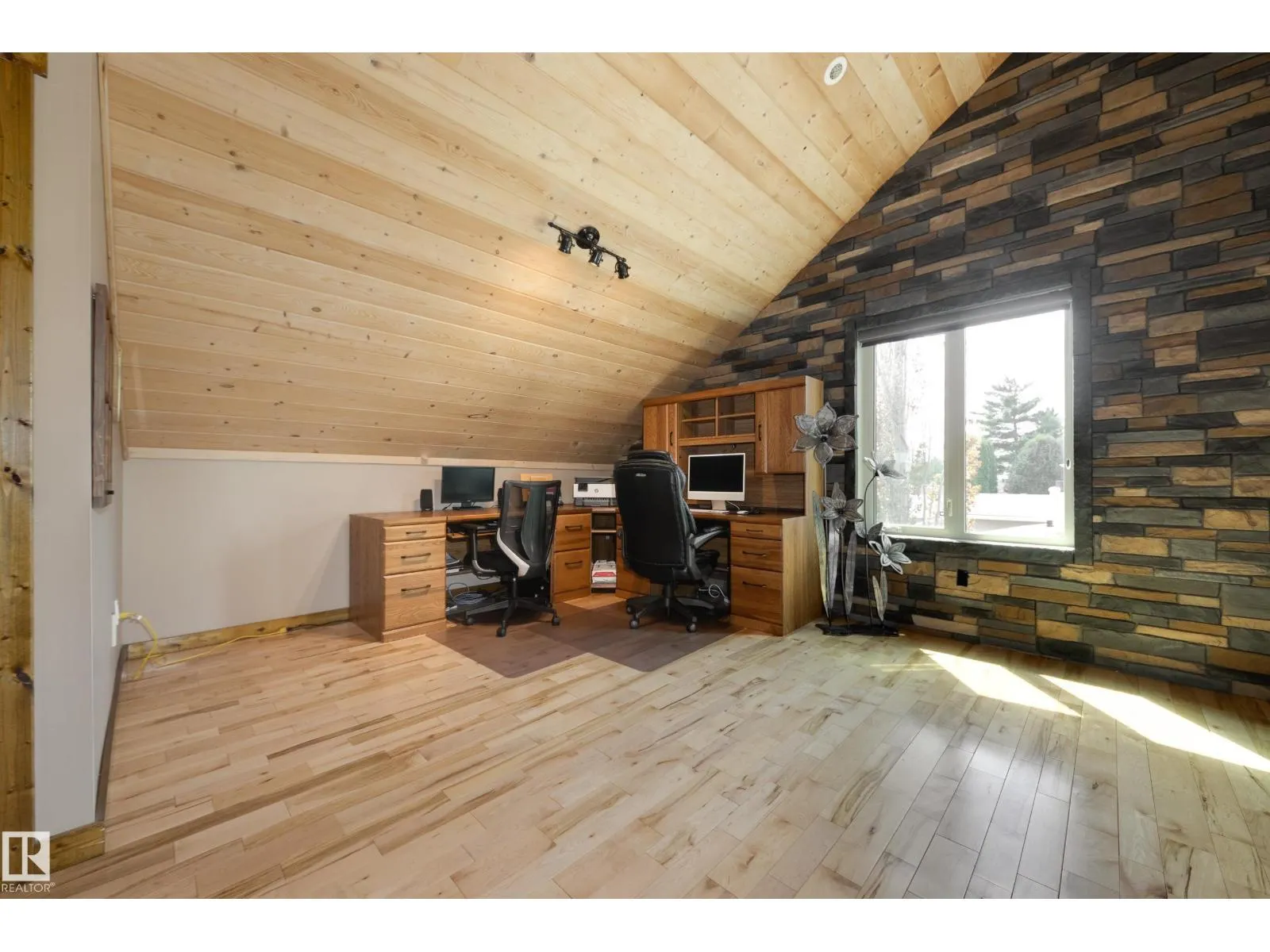 10811 67 ST NW