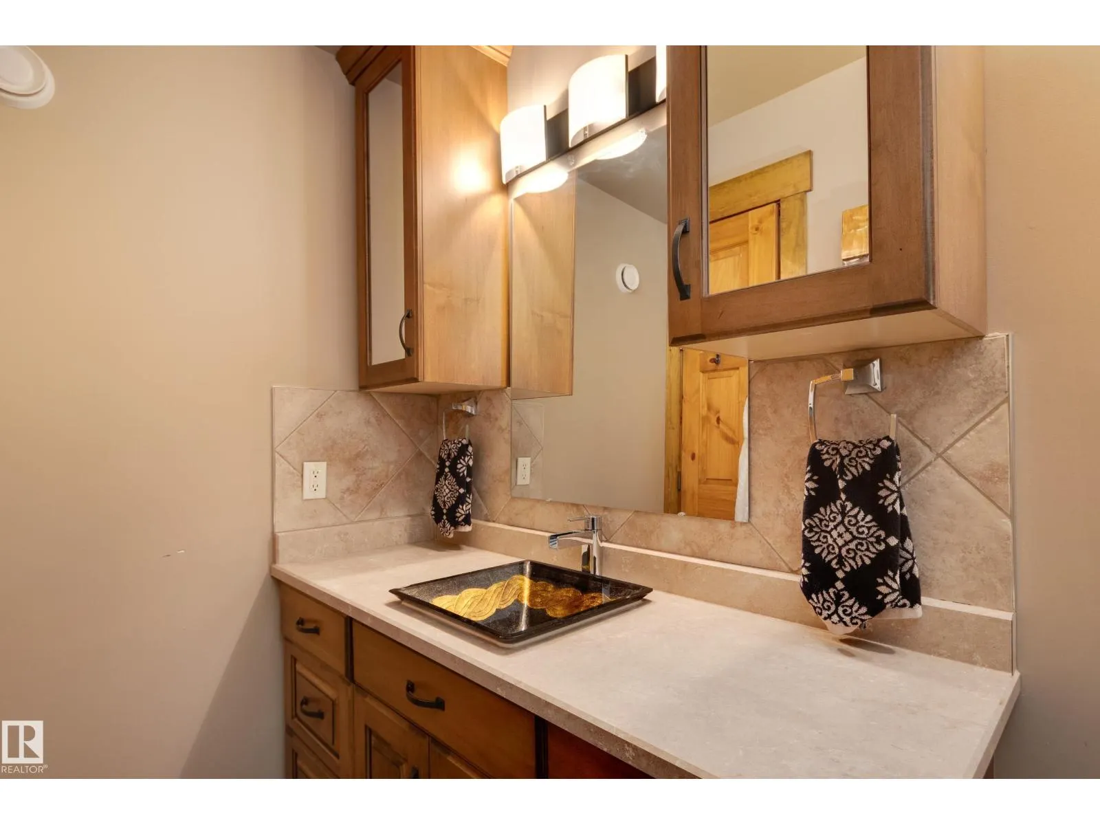10811 67 ST NW