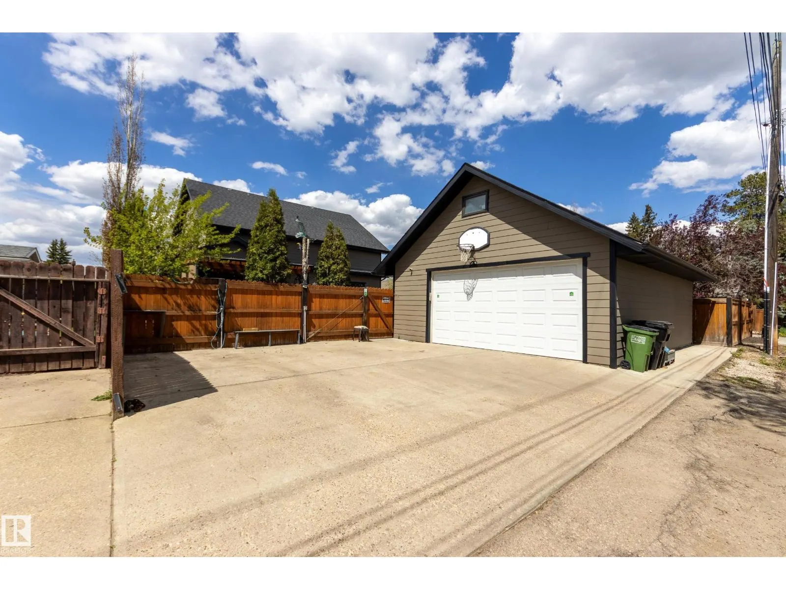 10811 67 ST NW