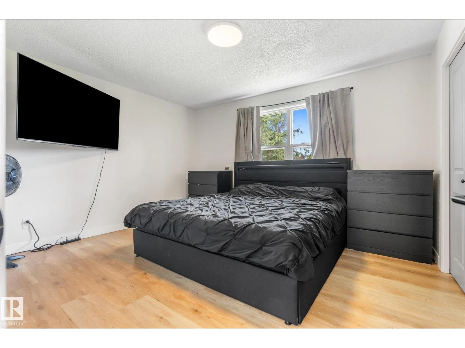 4009 37 AV NW