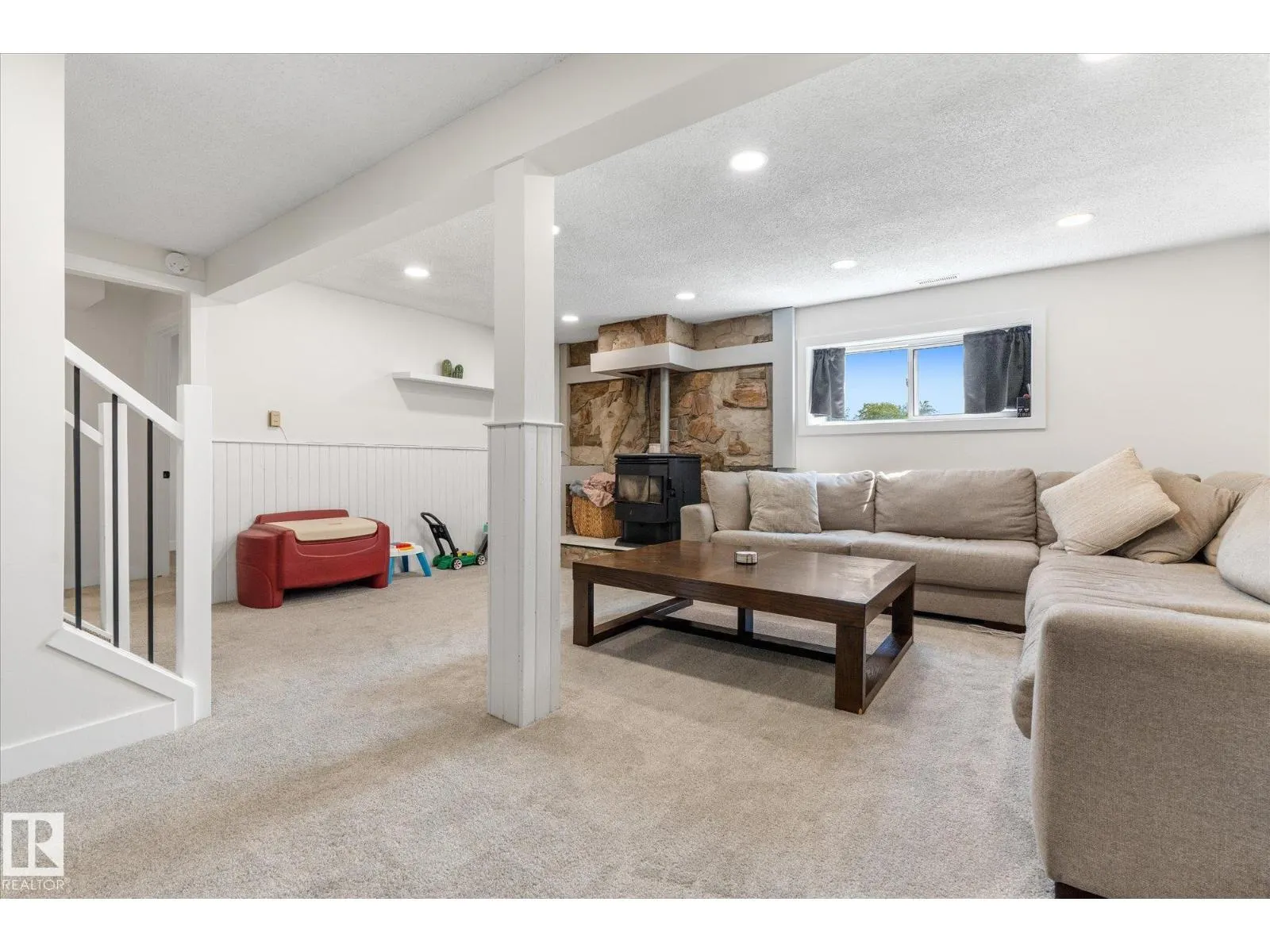 4009 37 AV NW
