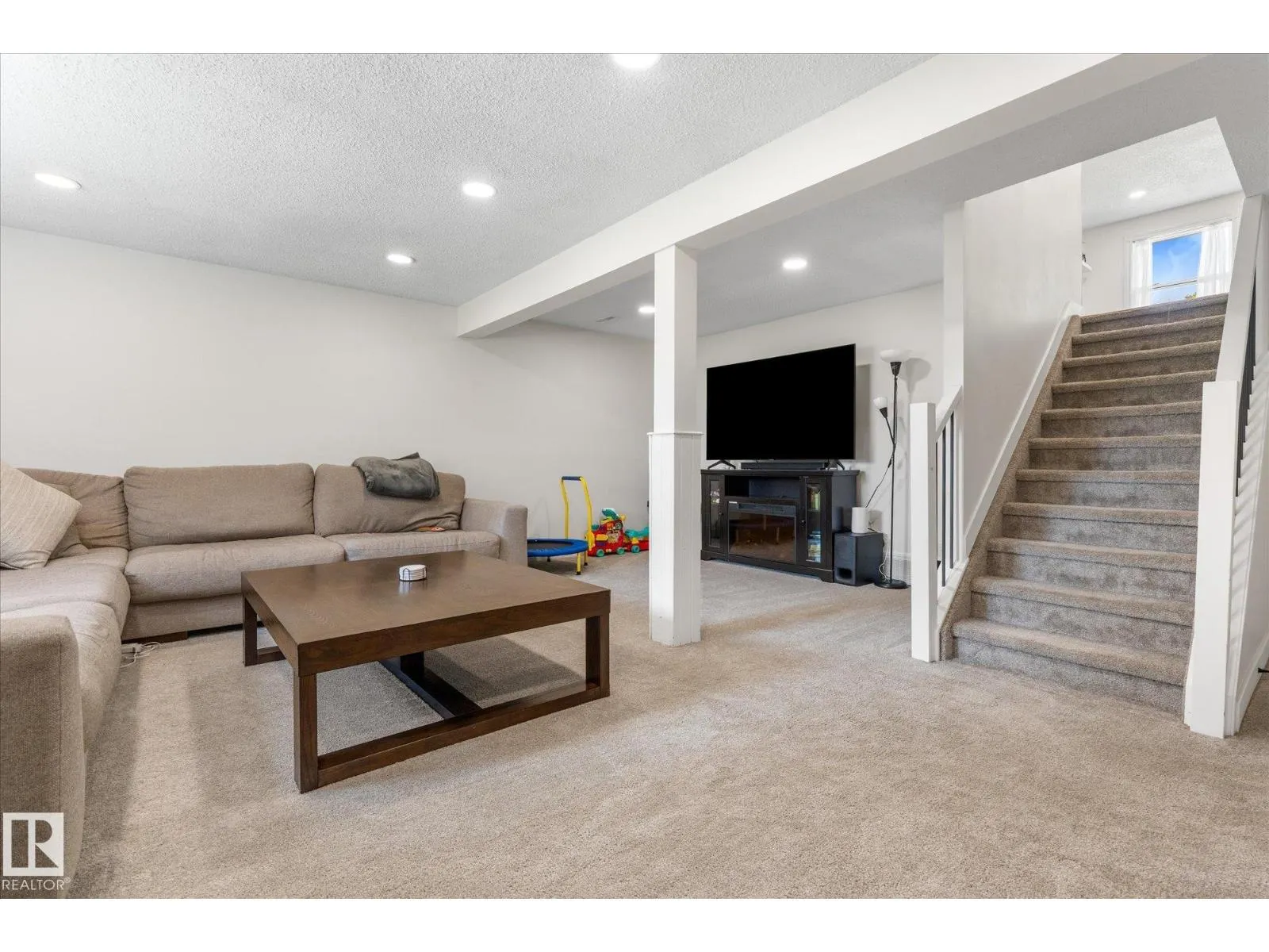 4009 37 AV NW