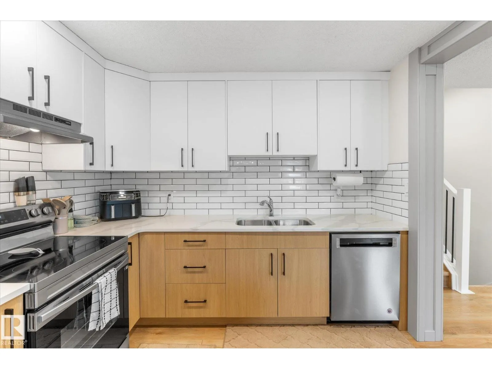 4009 37 AV NW