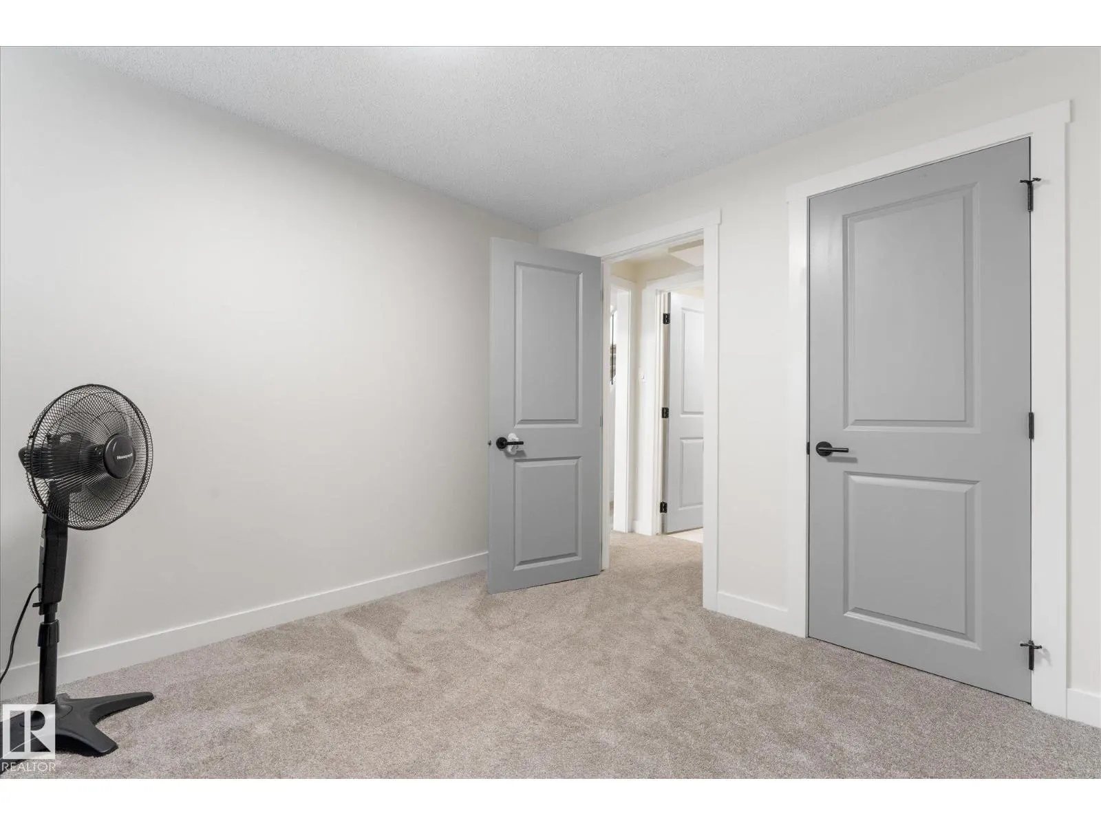 4009 37 AV NW