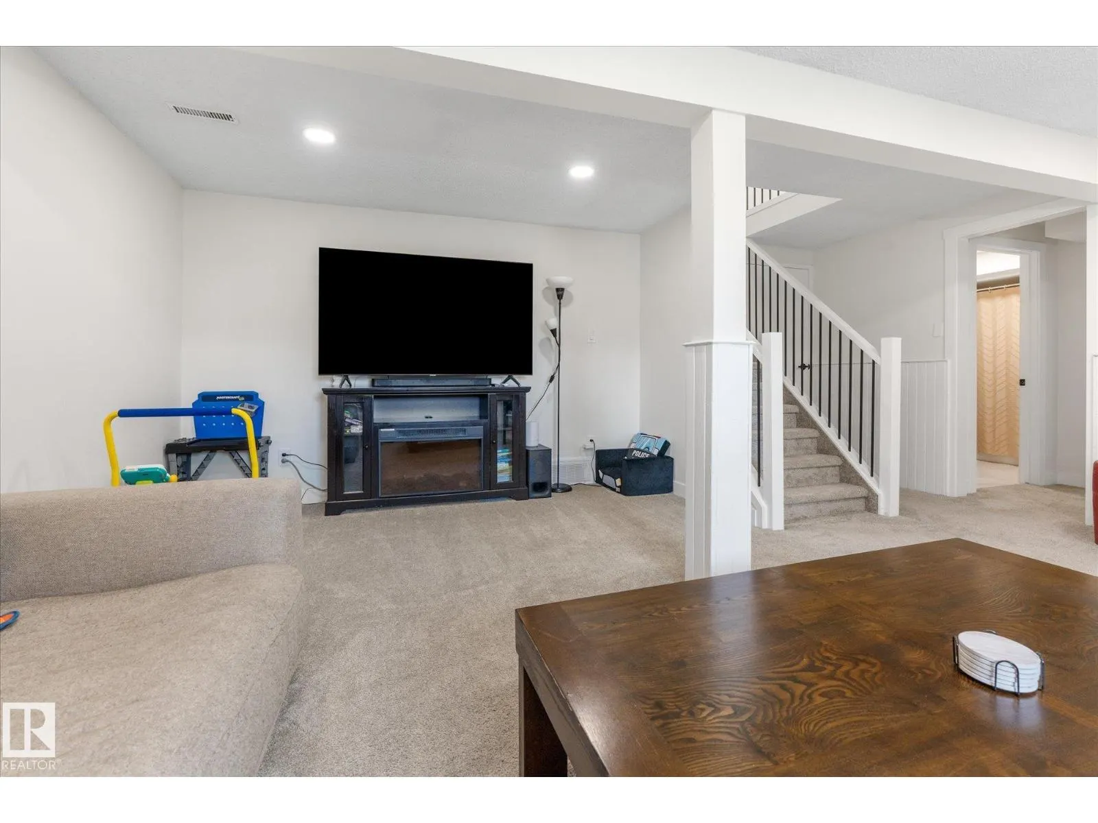 4009 37 AV NW