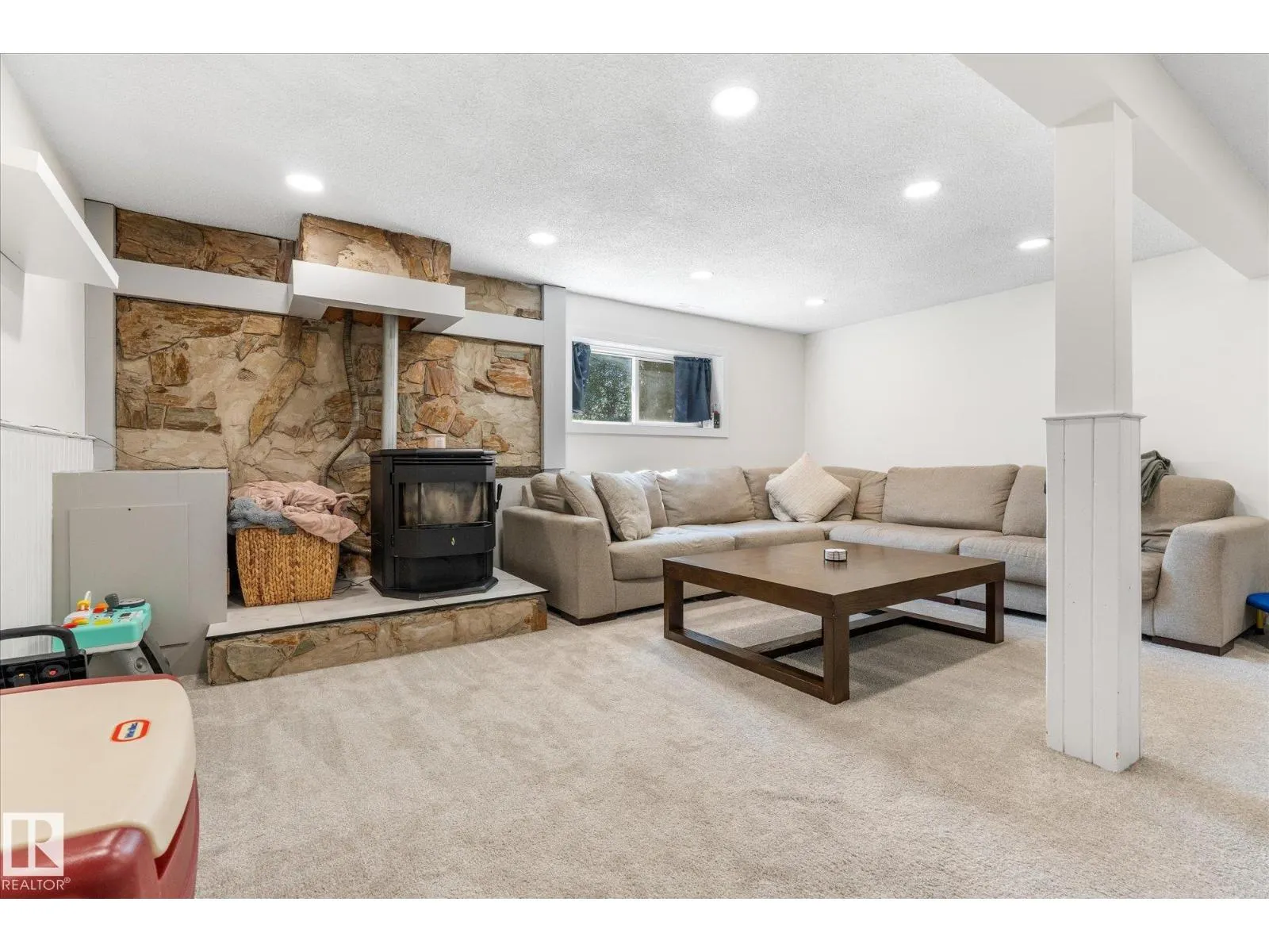 4009 37 AV NW