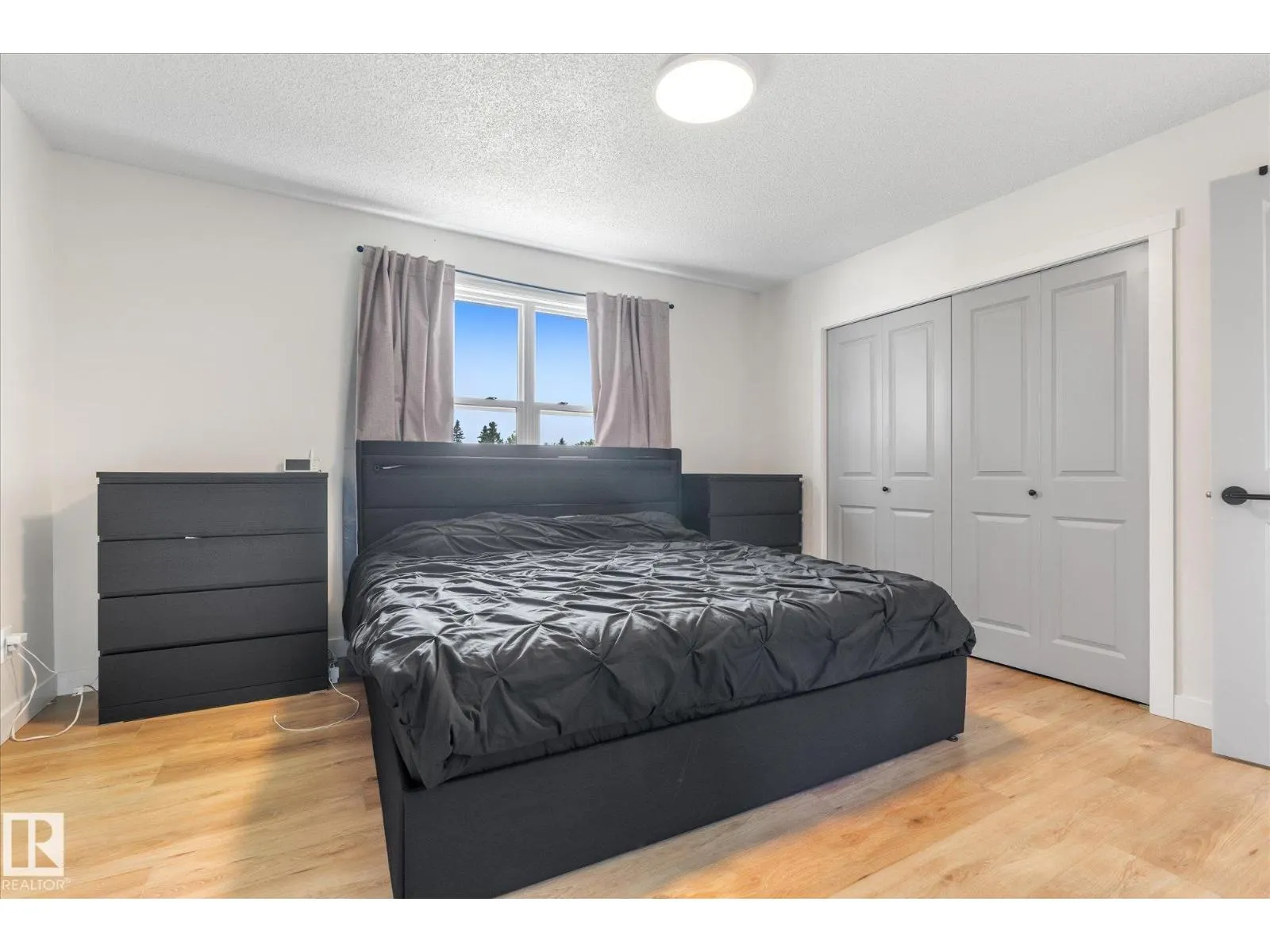 4009 37 AV NW