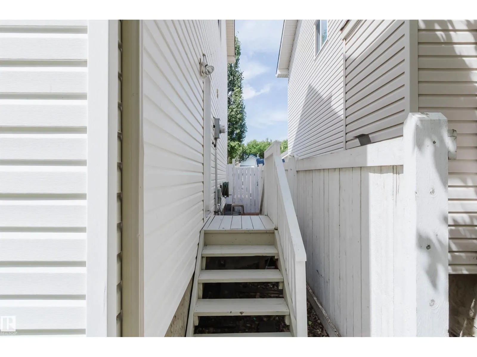 1686 TOMPKINS WD NW