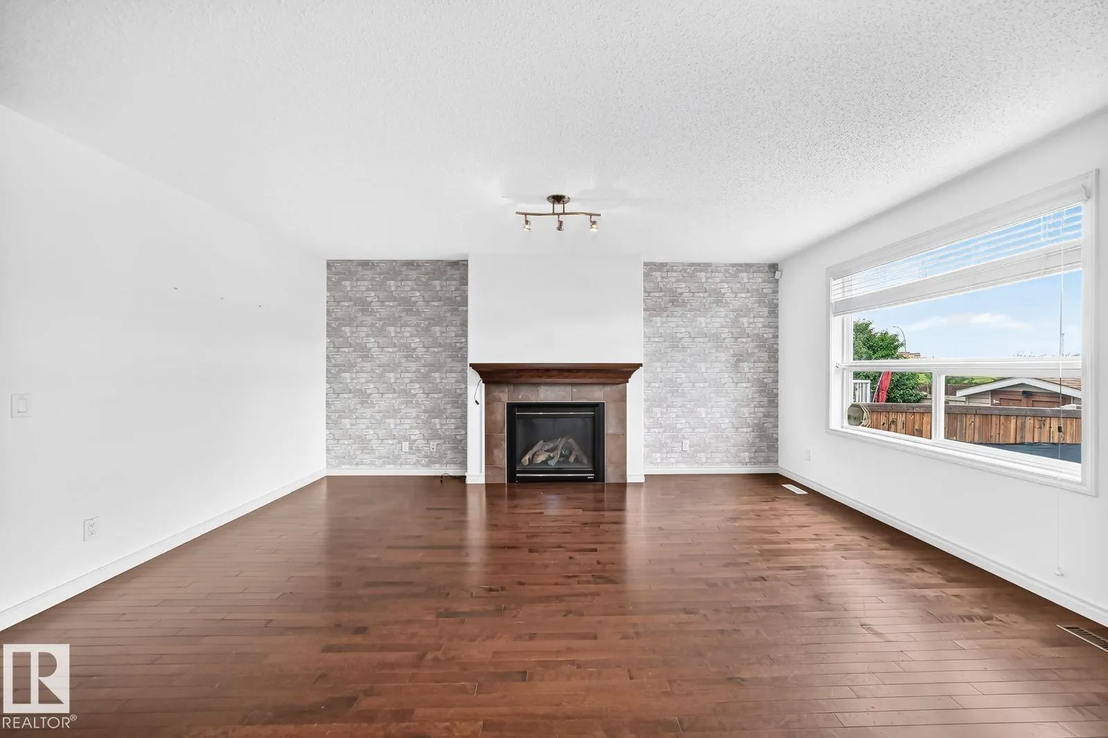 217 SILVERSTONE CR