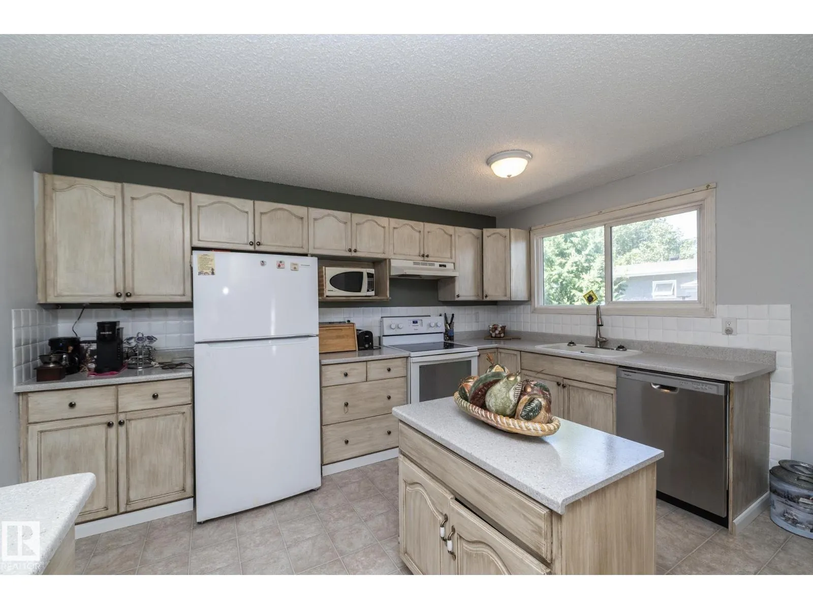 3608 44 ST