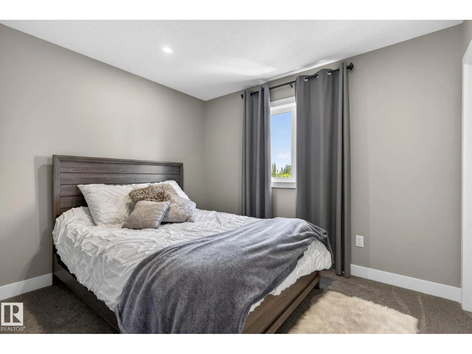 8809 148 ST NW