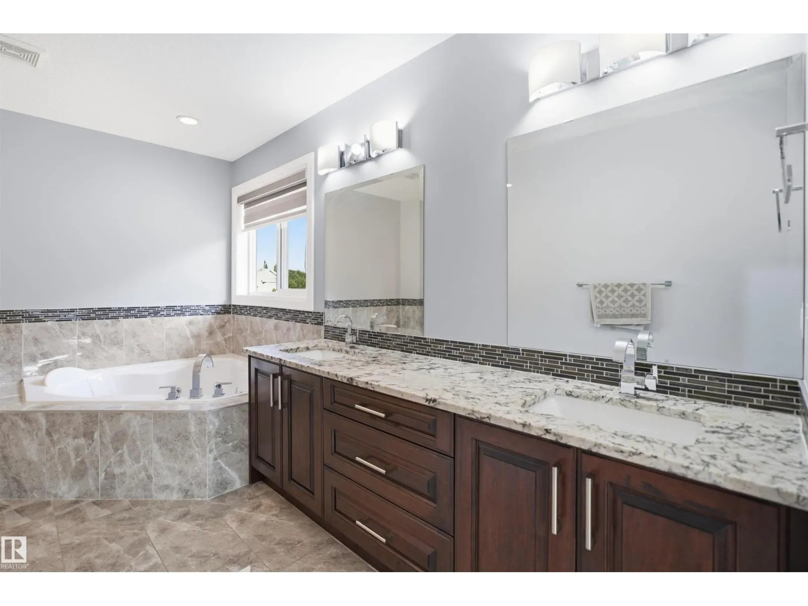 427 Windermere RD NW