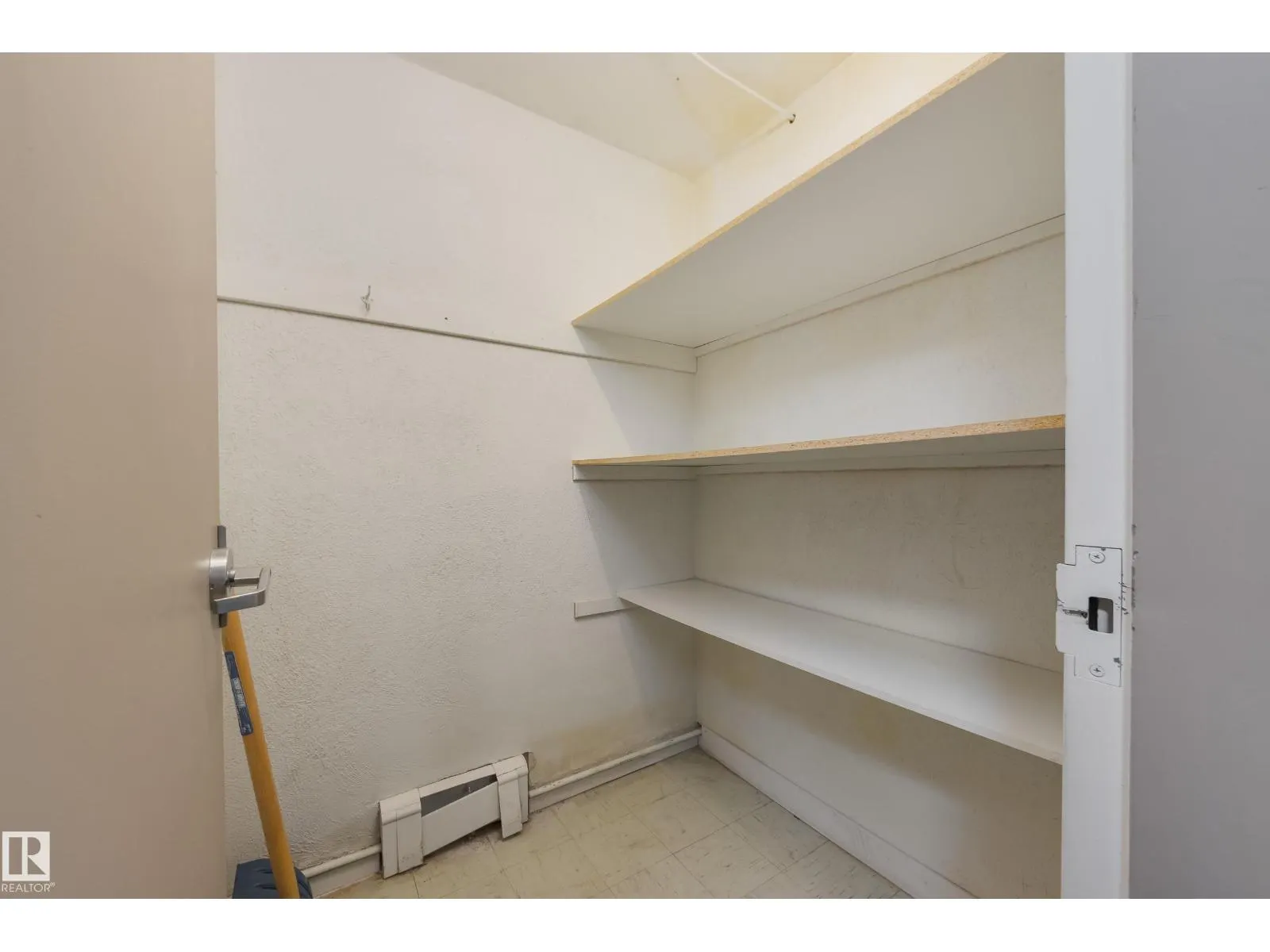 #5 10015 83 AV NW