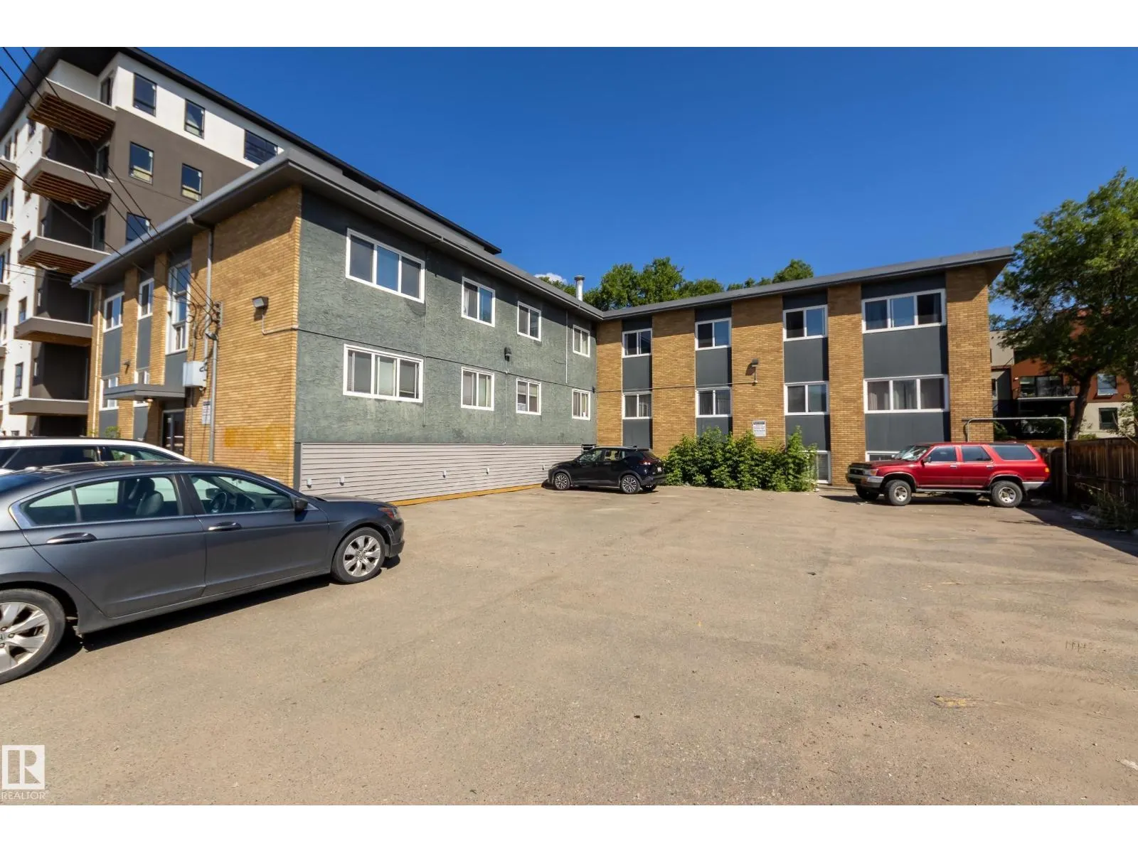 #5 10015 83 AV NW