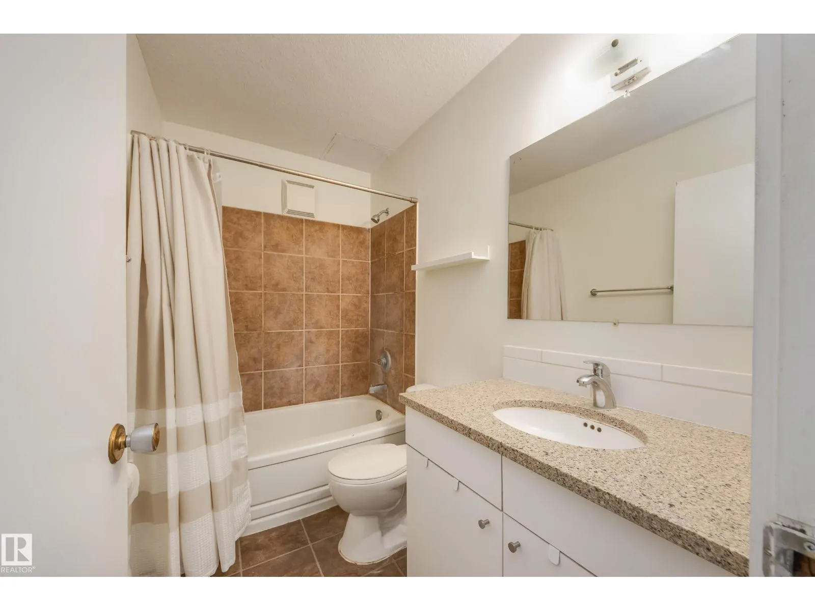 #5 10015 83 AV NW
