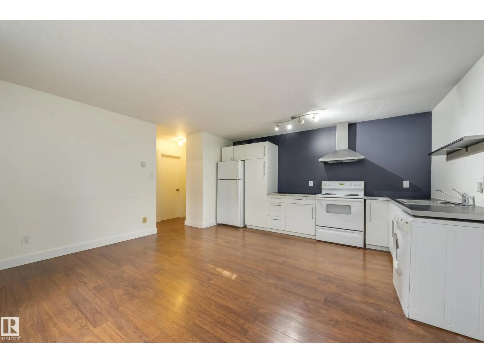 #5 10015 83 AV NW