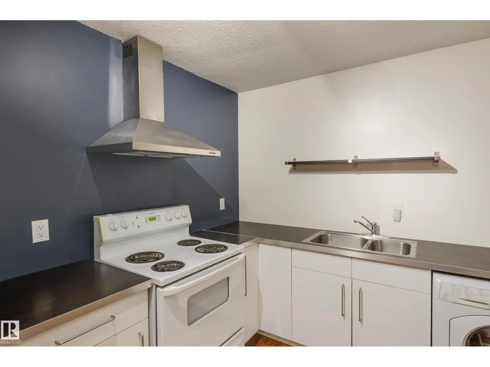 #5 10015 83 AV NW