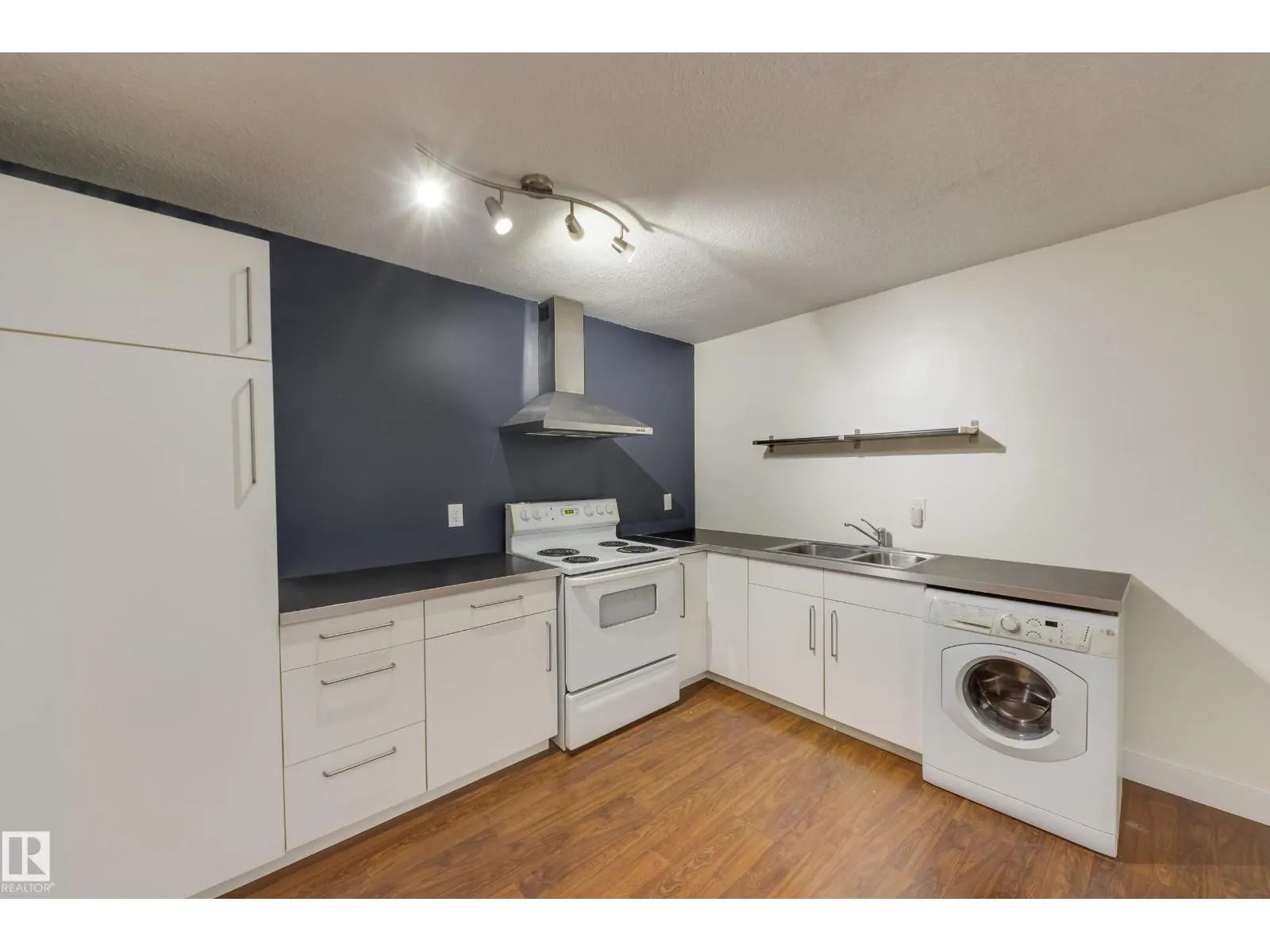 #5 10015 83 AV NW