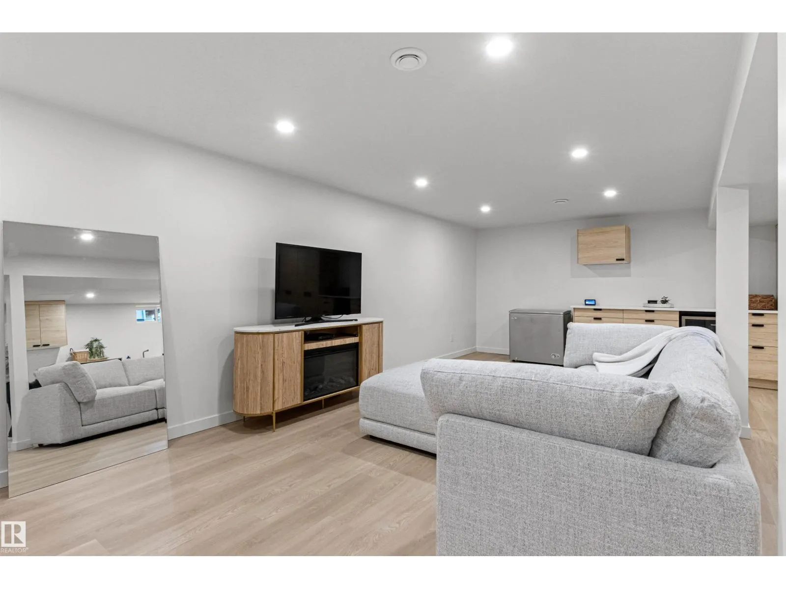 4704 106A AV NW