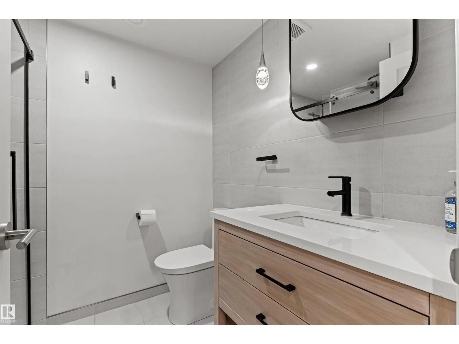 4704 106A AV NW