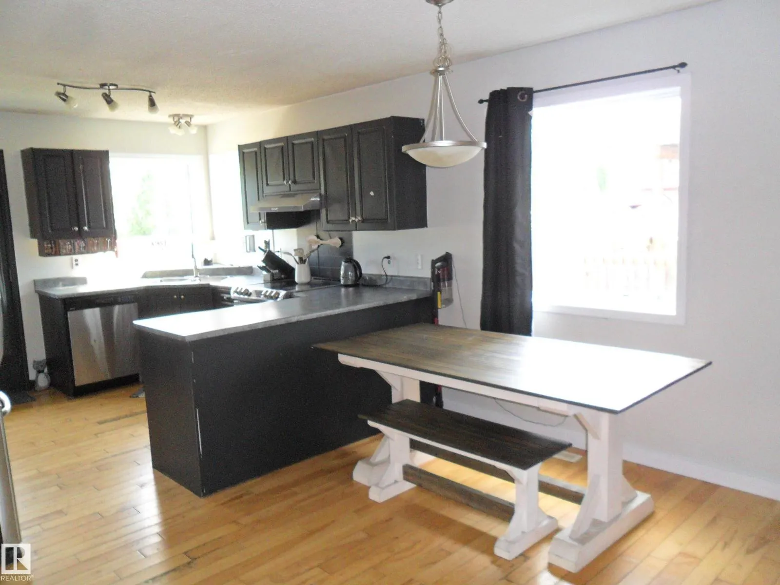 28 Bridgeview CR NW