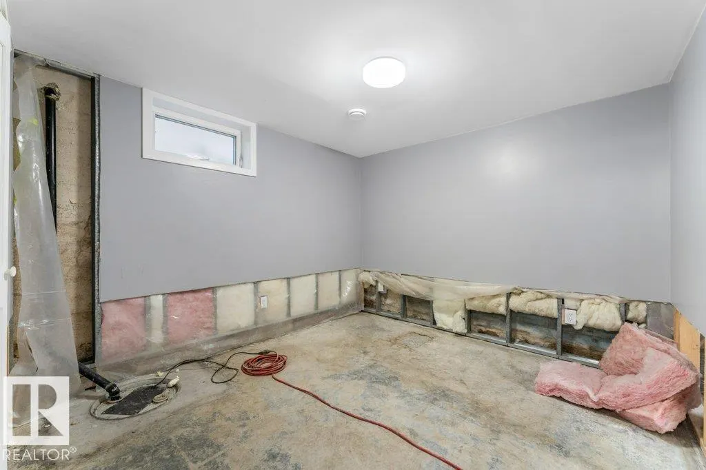12106 77 ST NW