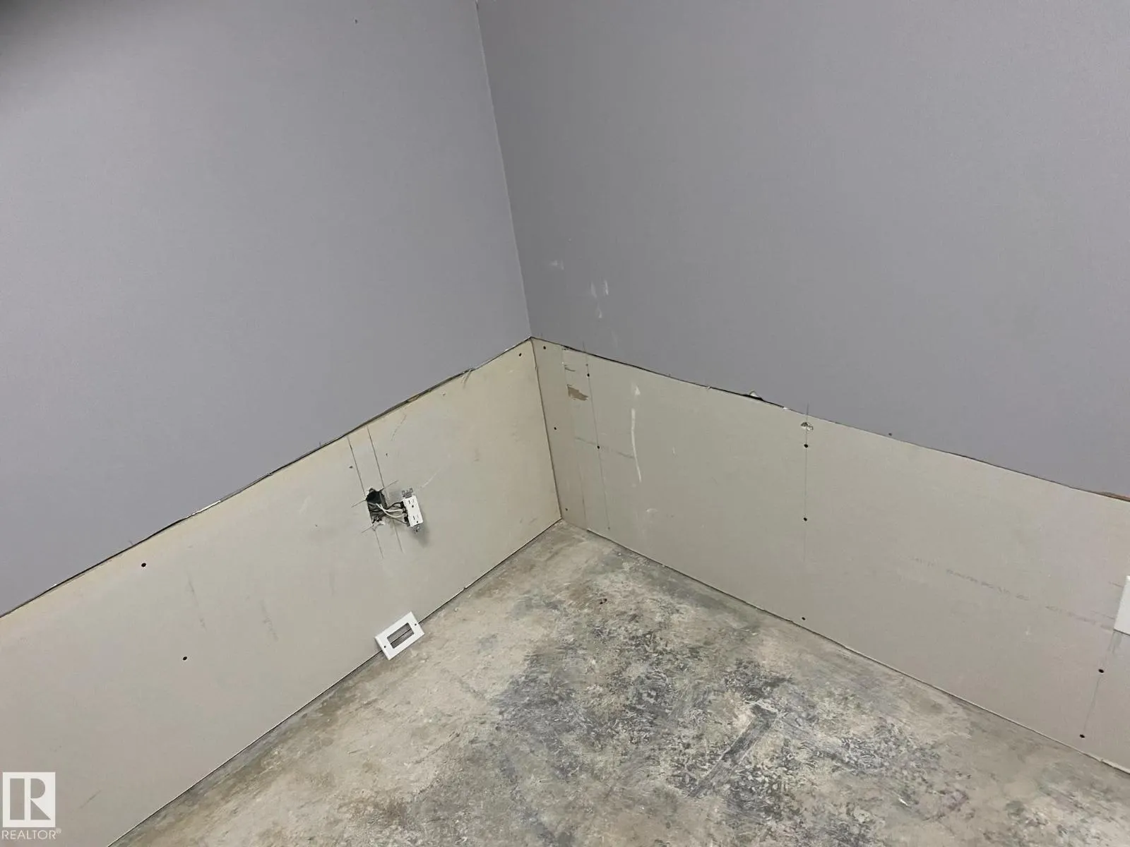 12106 77 ST NW