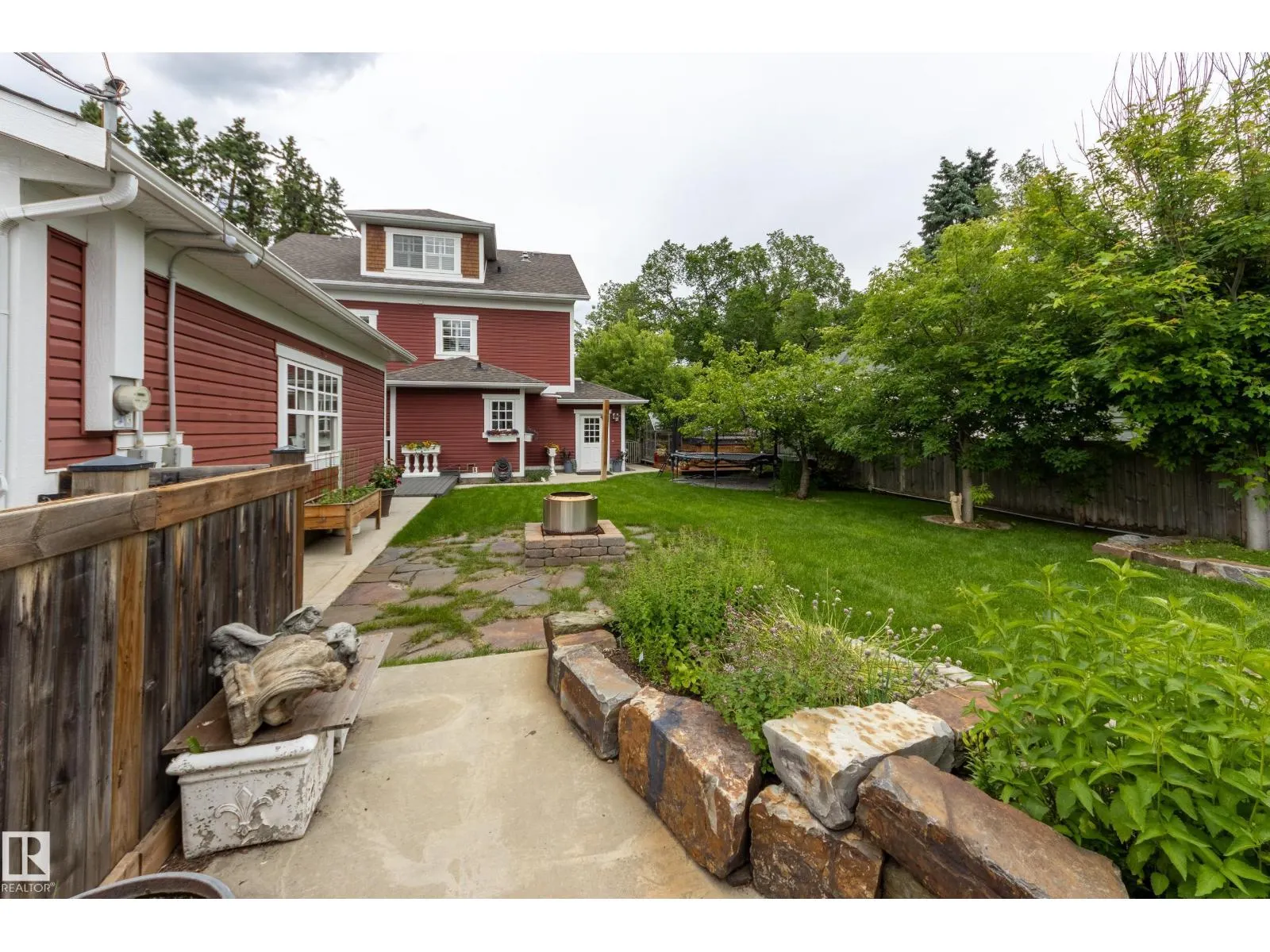 11210 60 ST NW