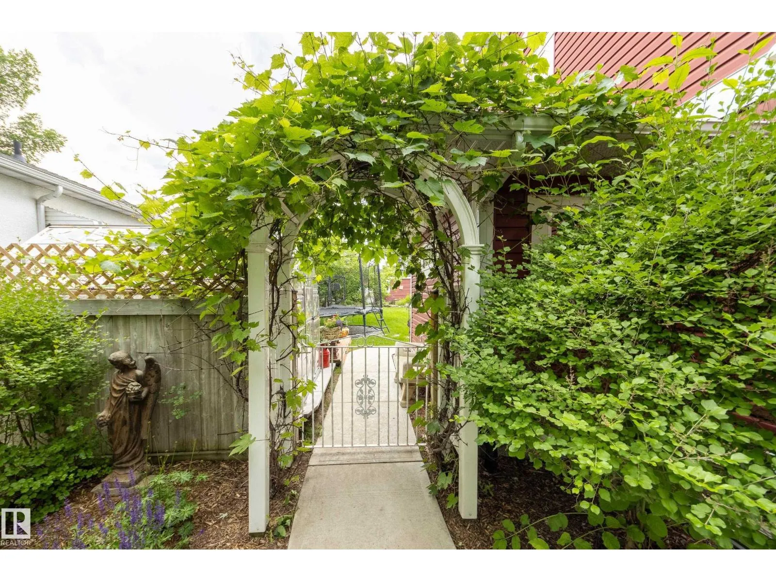 11210 60 ST NW