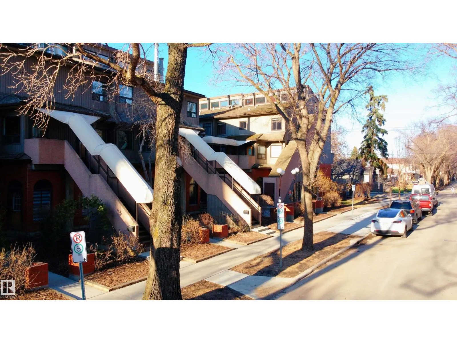 11120 83 AV NW