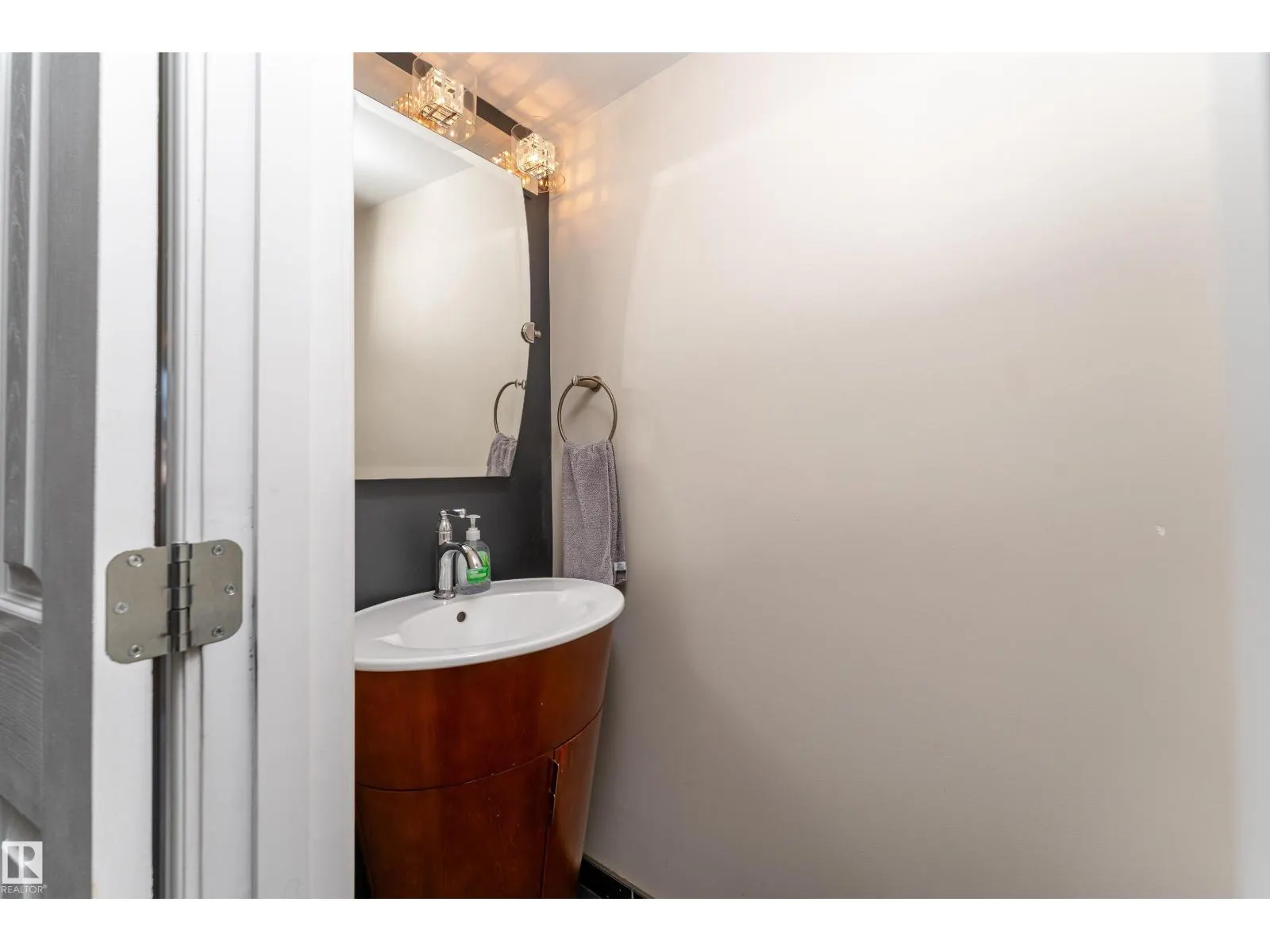 11120 83 AV NW