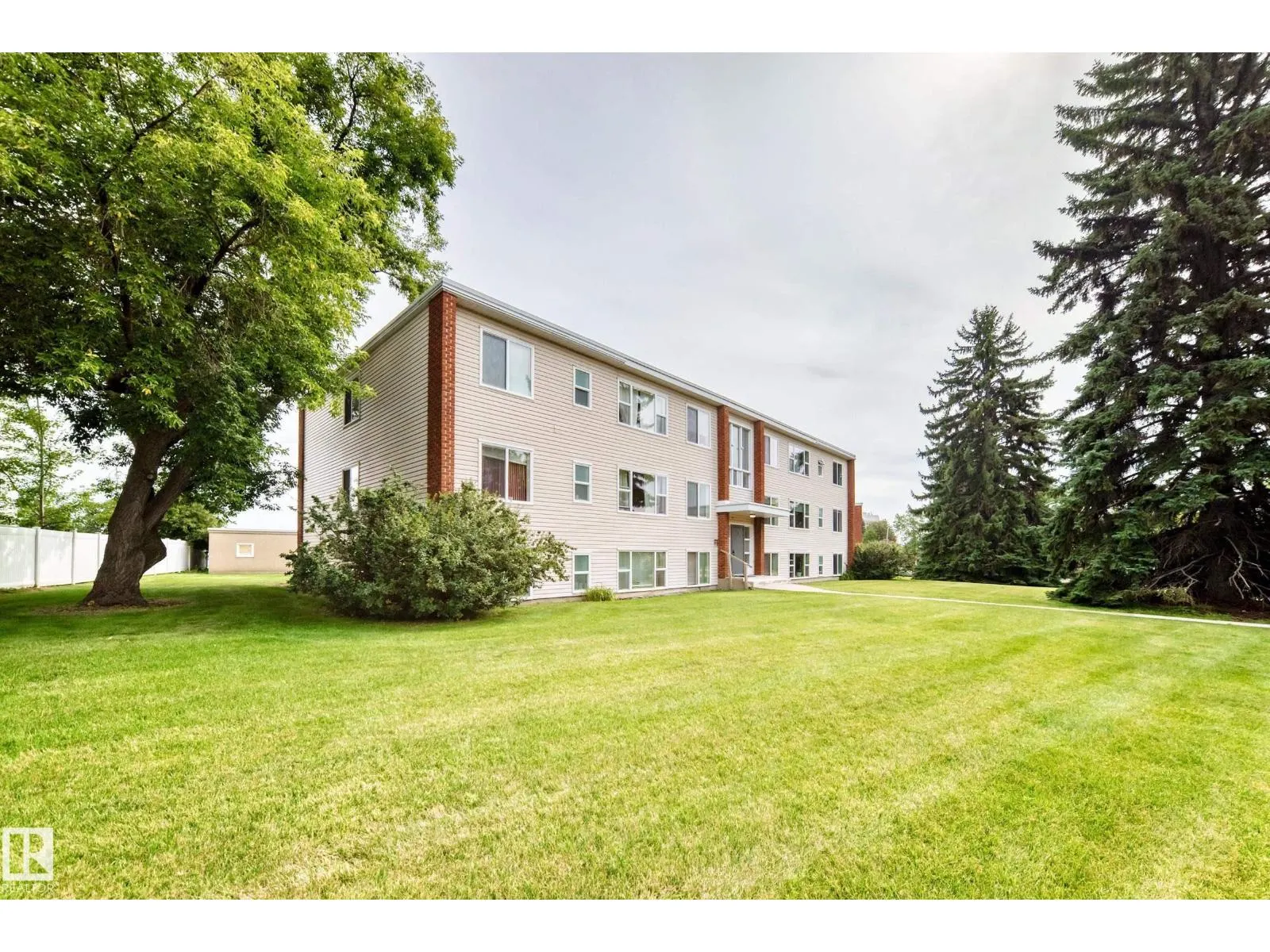#8 7317 118 ST NW